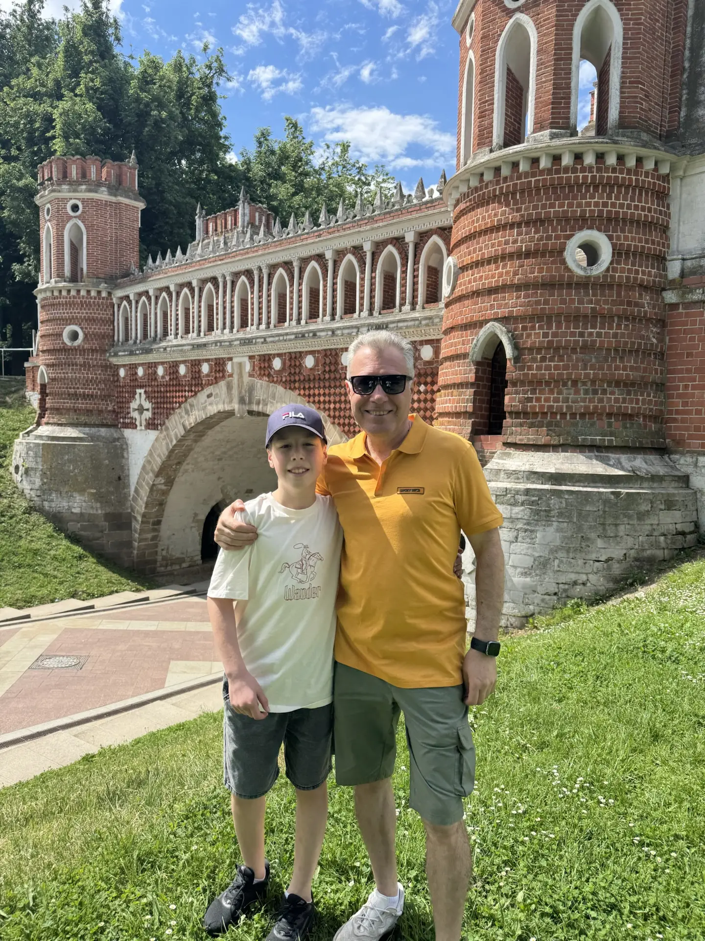 Почему «просто постоять у старого здания» — это лекарство для души?

Знаете, есть такое выражение: «