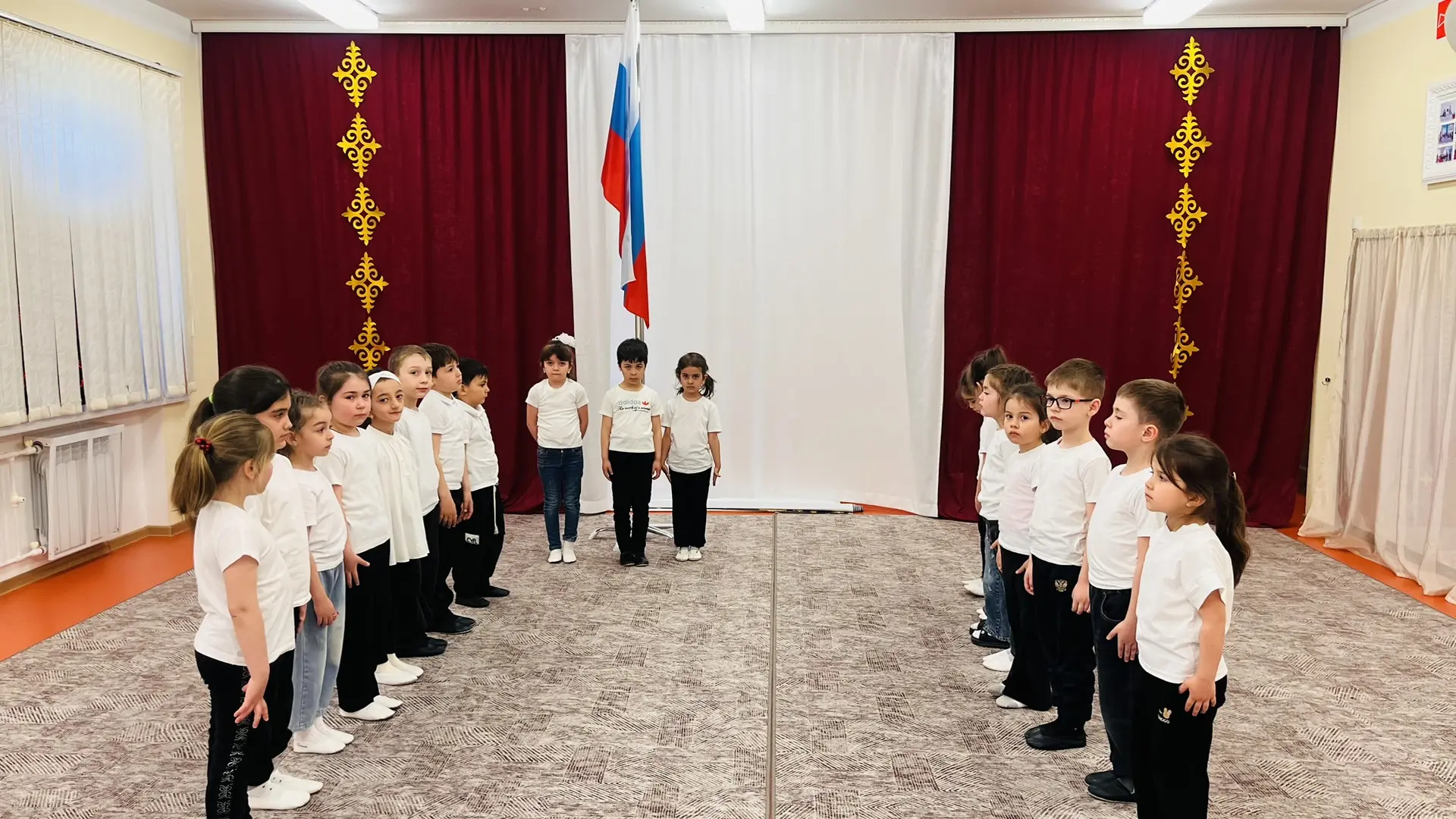 🇷🇺 Понедельник начинается с гордости! 
 
В нашем детском саду понедельник начался с торжественной 