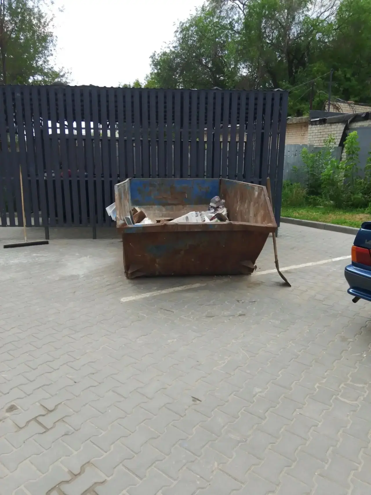 МКД-1

Двор убран - ✅
Периметр зачищен - ✅
Площадка для мусора в чистоте - ✅
Зоны в доль бордюров бл