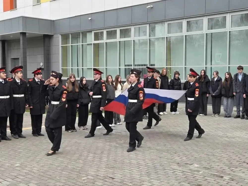 🇷🇺Церемония поднятия Государственного флага Российской Федерации  Традиционно начинаем учебную недел