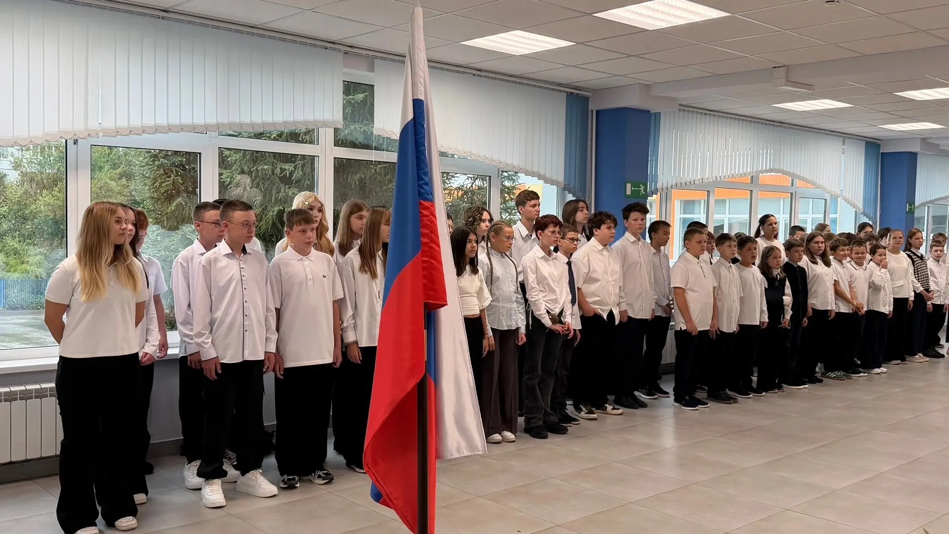 🇷🇺Сегодня мы открыли нашу еженедельную традицию – торжественную линейку с поднятием г...