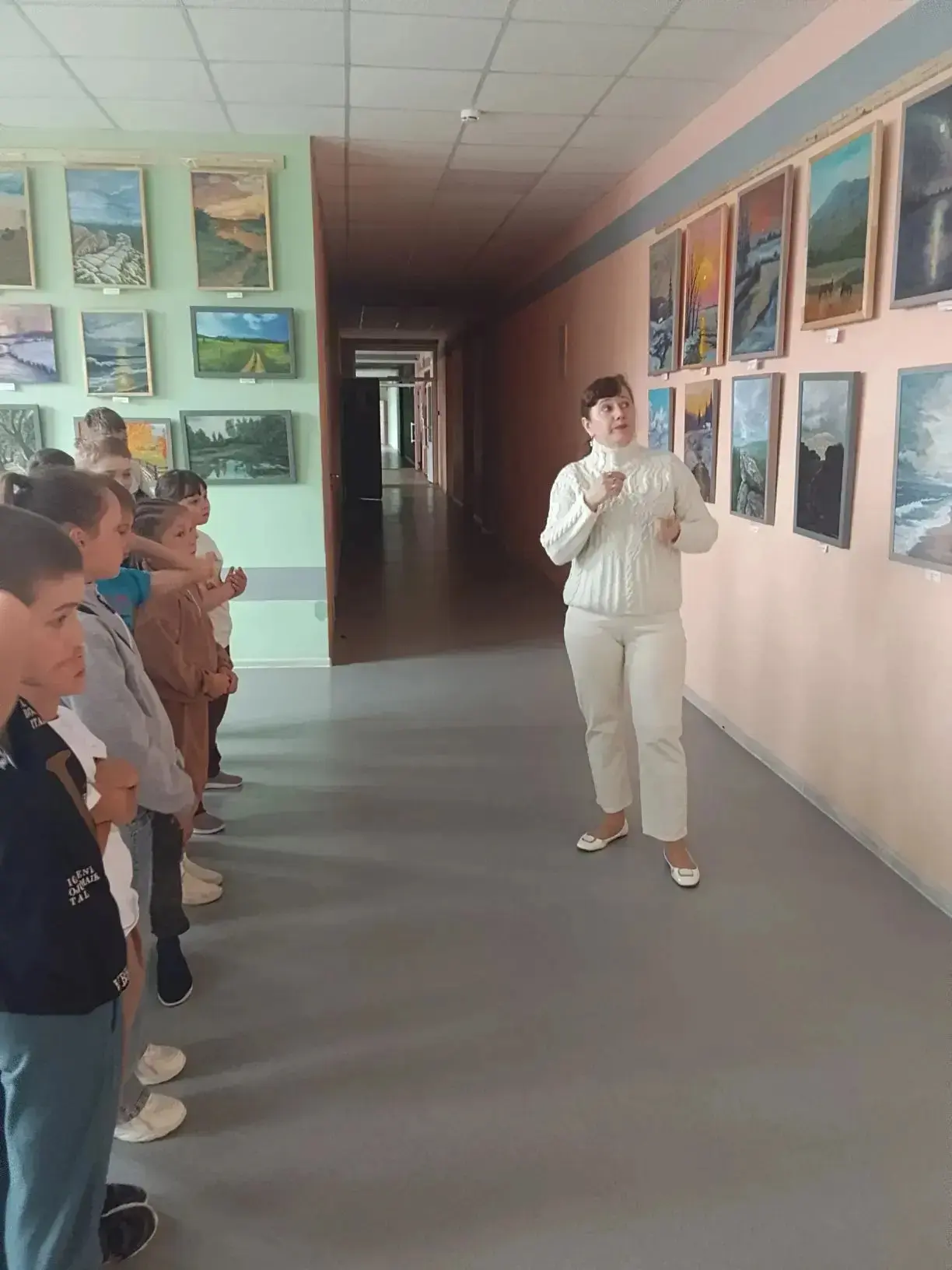 АРТ-зарядка для ума: викторина в лагере
🖼️В выставочном пространстве «АРТ-стена "Вдохновение"» МОБУ