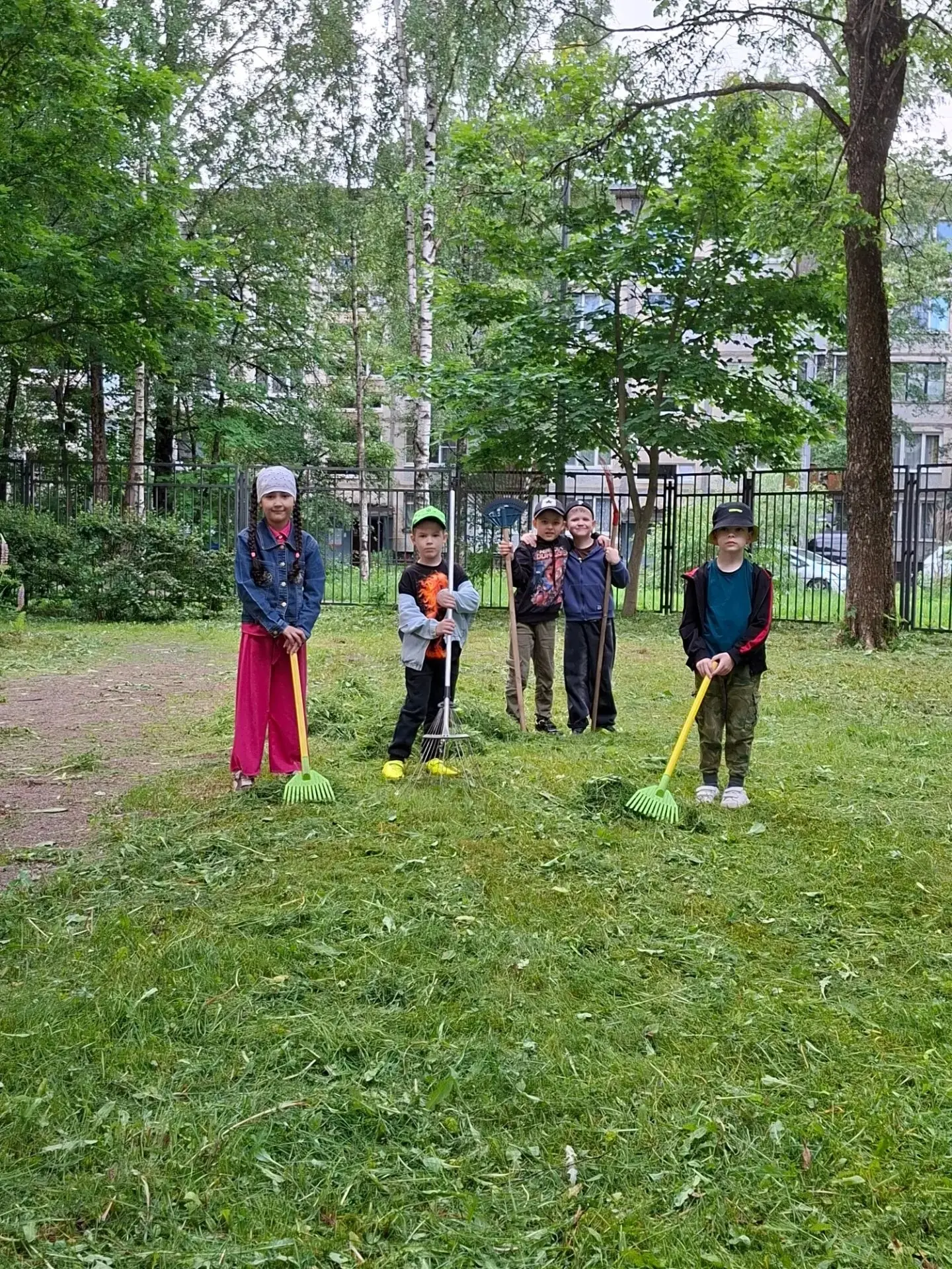Прогулка с пользой! 

Какой потрясающий аромат стоит в воздухе — запах свежескошенной травы! 
Сегодн