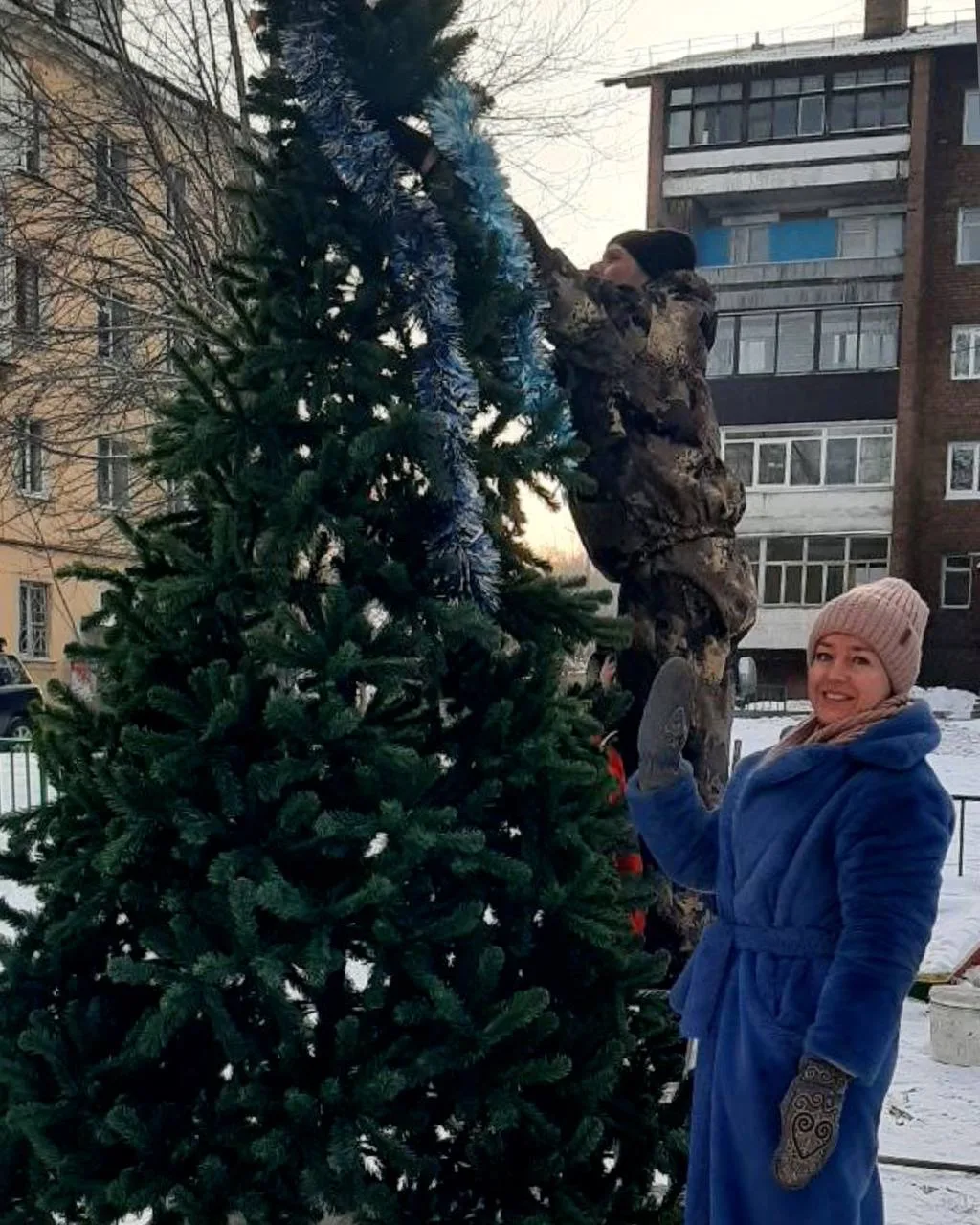 ❄️Ваши игрушки украшают наши дворы!  Во многих дворах Ленинского округа уже зажглись новогодние елки