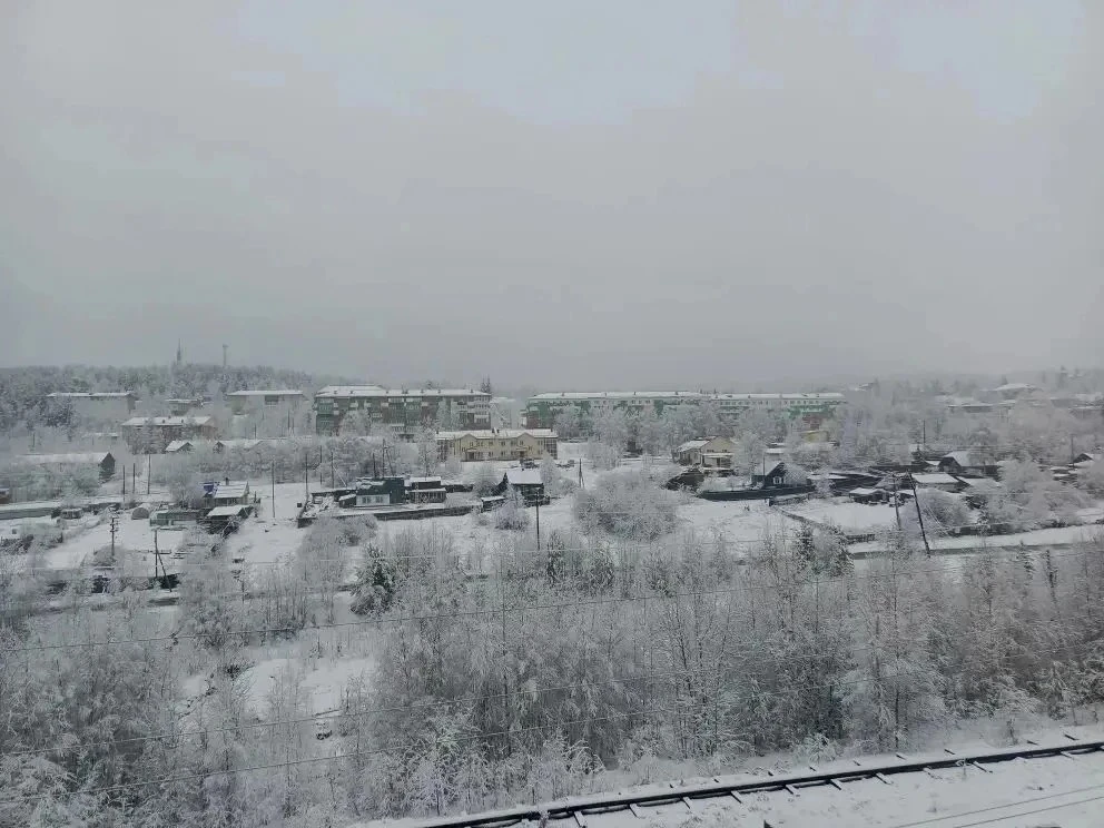 За две недели до лета в Красноярский край пришли снегопады.  Замело сразу несколько округов.   По пр