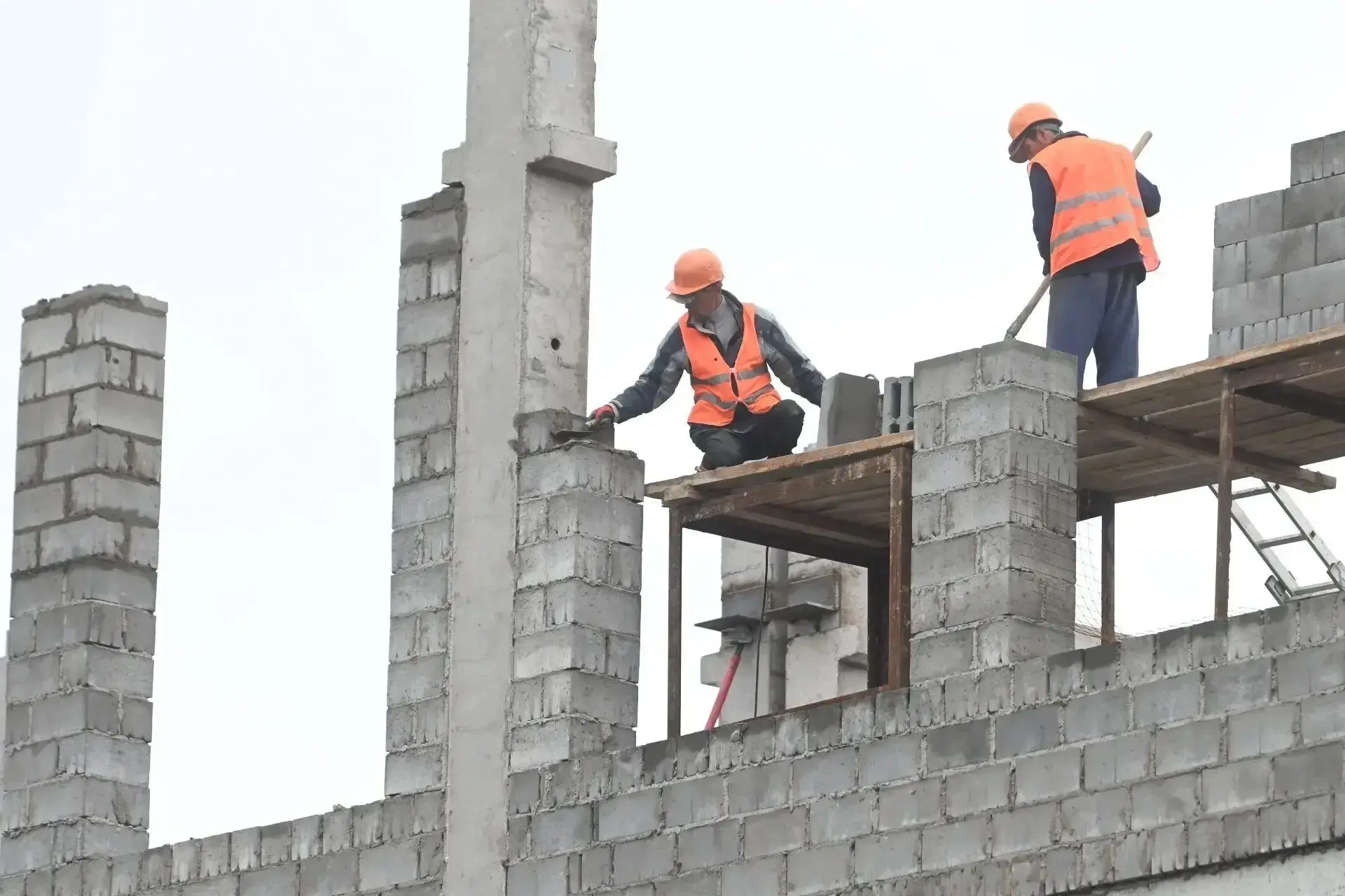 🏗 Виталий Хоценко проверил темпы строительства школы в микрорайоне «Ясная Поляна»