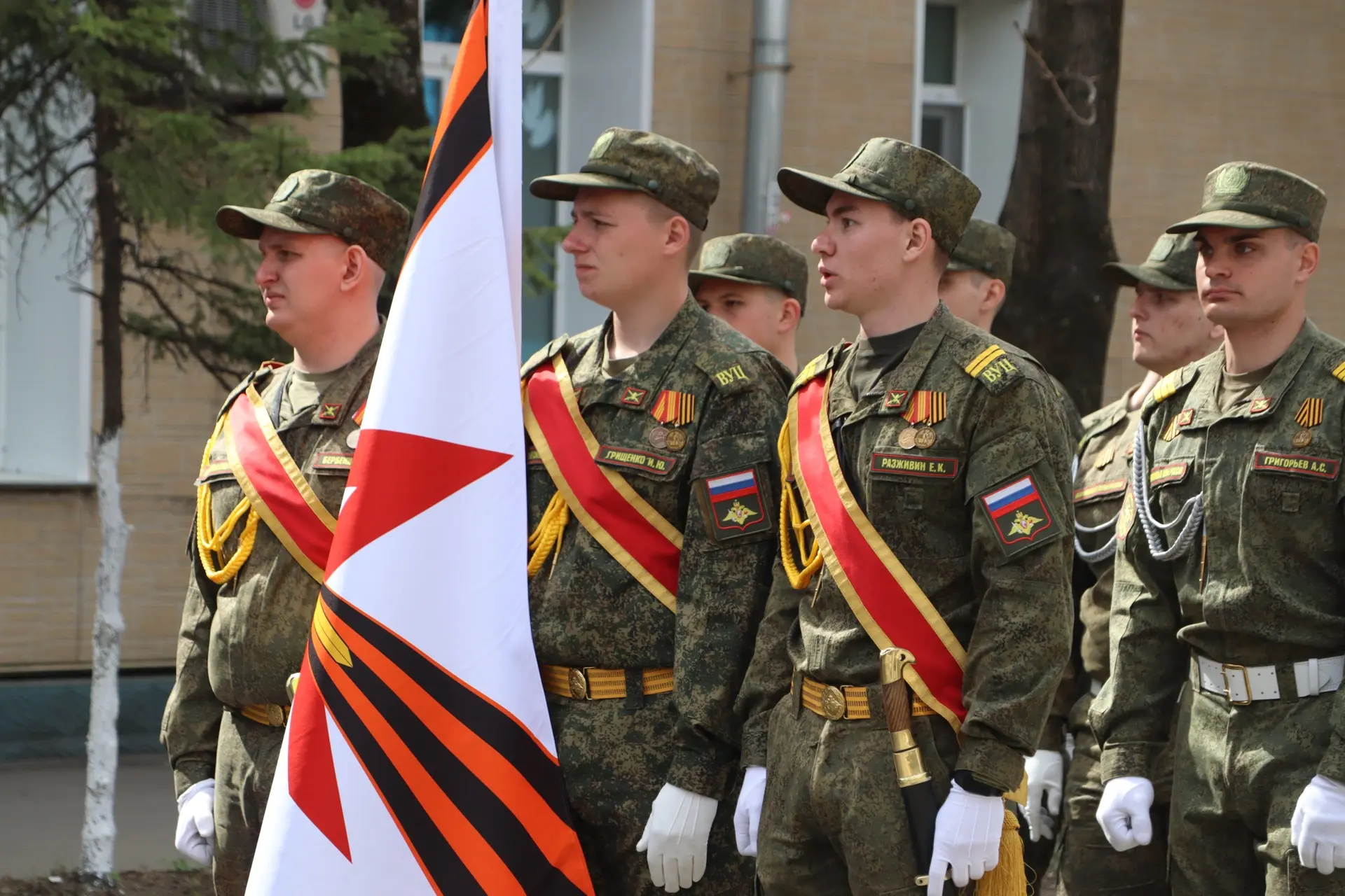 🎖️Курсанты ВУЦ приняли участие в Параде Победы  В Биробиджане прошел Парад Победы, где торжественным