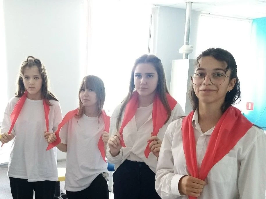 Как прошел День детских общественных организаций России в МКОУ Листопадовская СОШ? Весе...