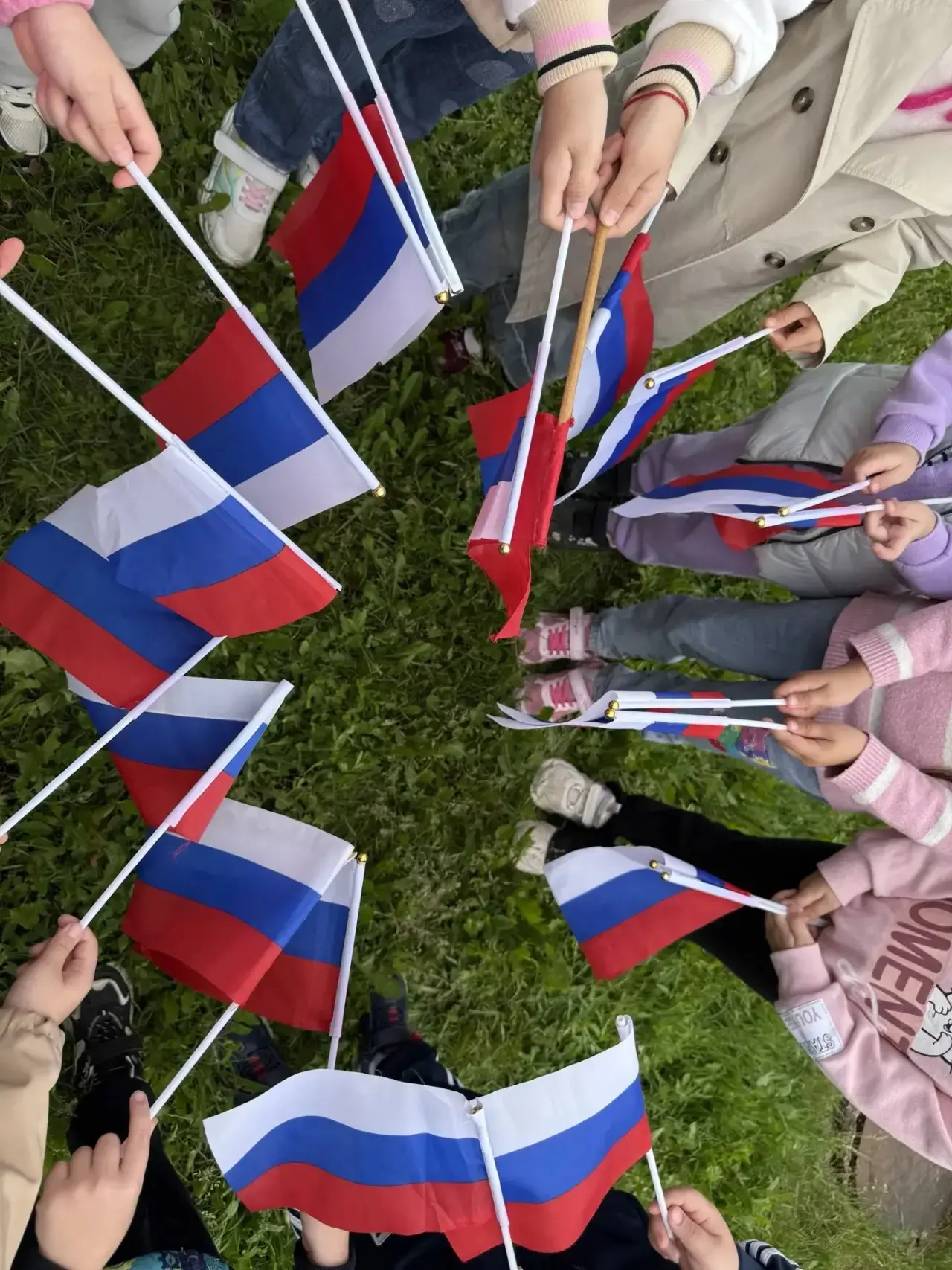 🇷🇺 С Днём России! 🇷🇺

Сегодня в нашем детском саду прошёл замечательный праздник, посвящённый Дн