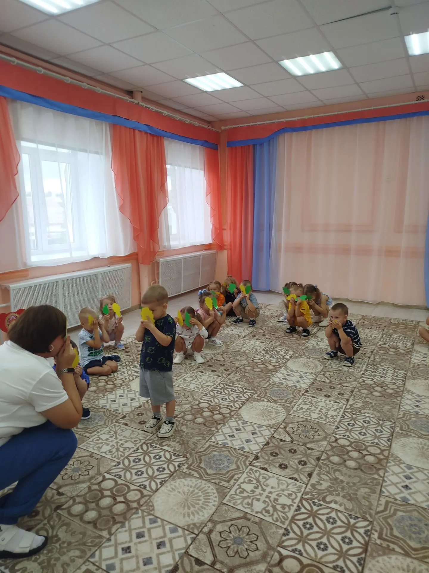 Сегодня наши дети  превратились в настоящих лесных эльфов! Они танцевали с яркими листо...
