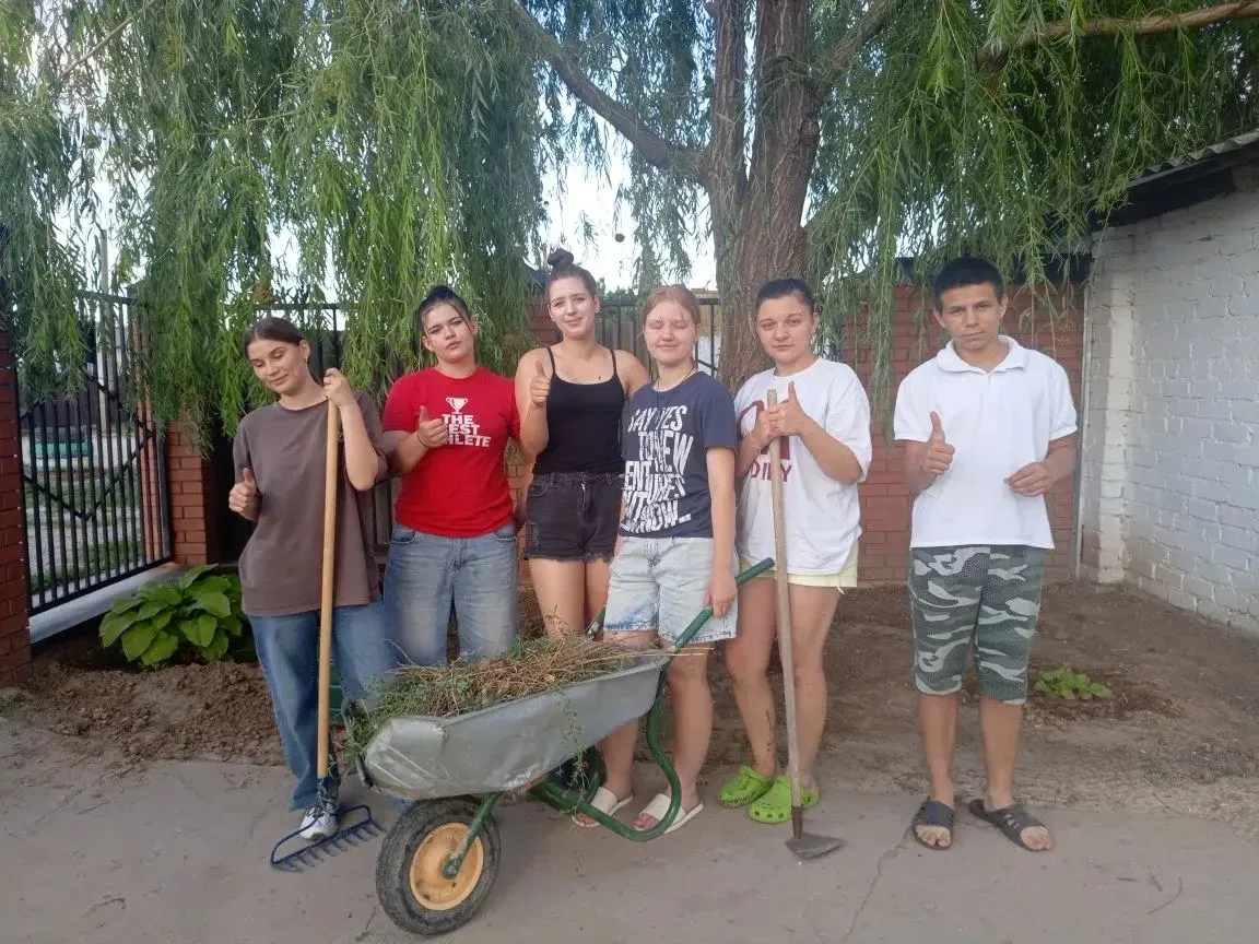🌿Сегодня в Быковском социально‑реабилитационном центре прошла «Зелёная суббота» — дружный субботник