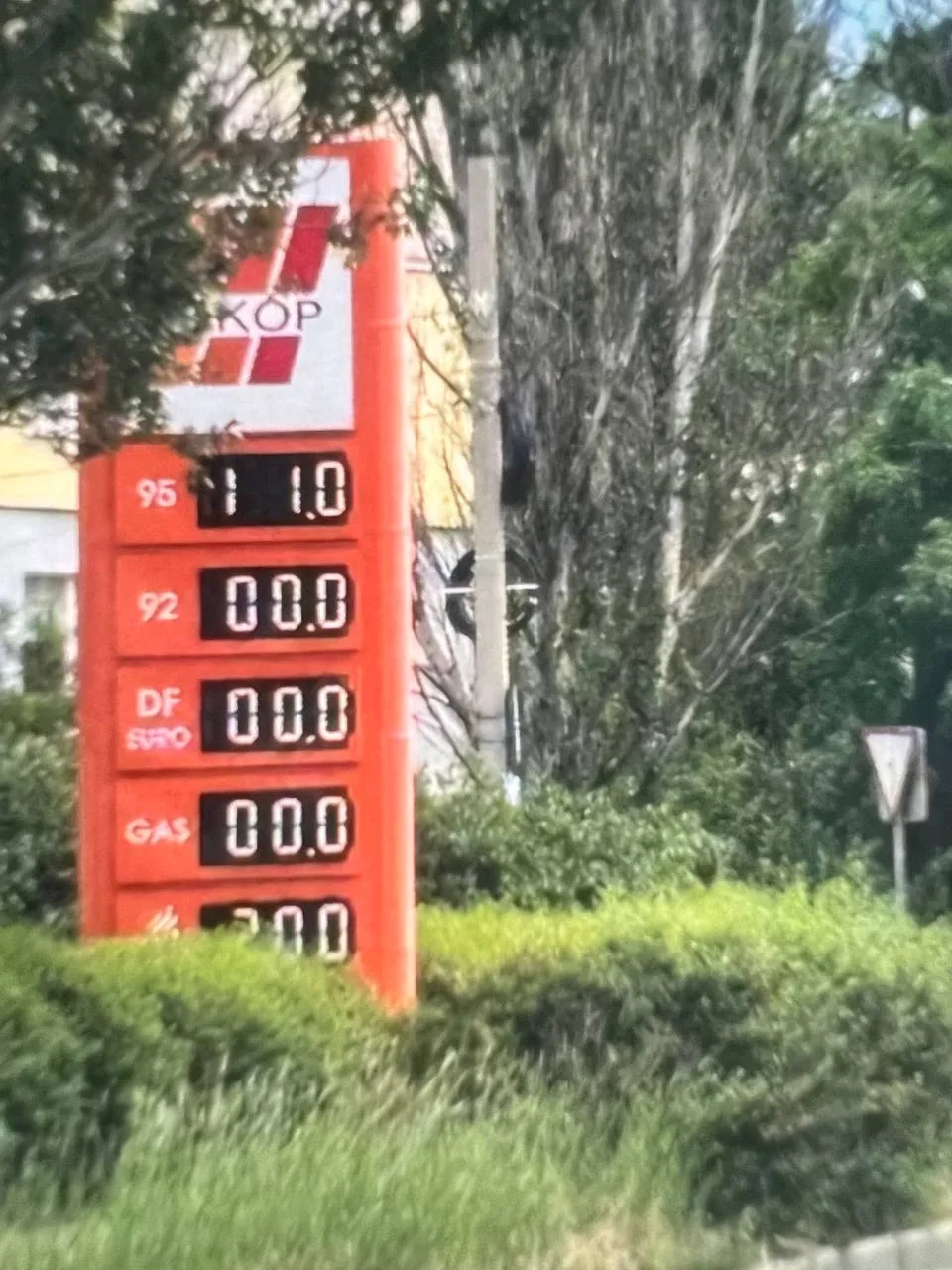 Просто цена на 95-й бензин на заправке "Анкор" на пр. Мира