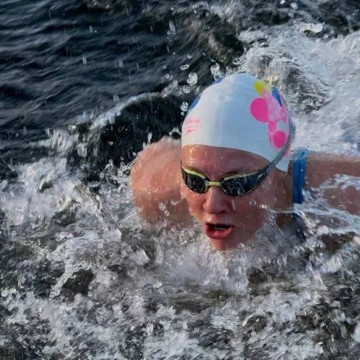 🏊‍♀️ Спортсменка из Югры проплыла по Иртышу 132 километра, установив рекорд России