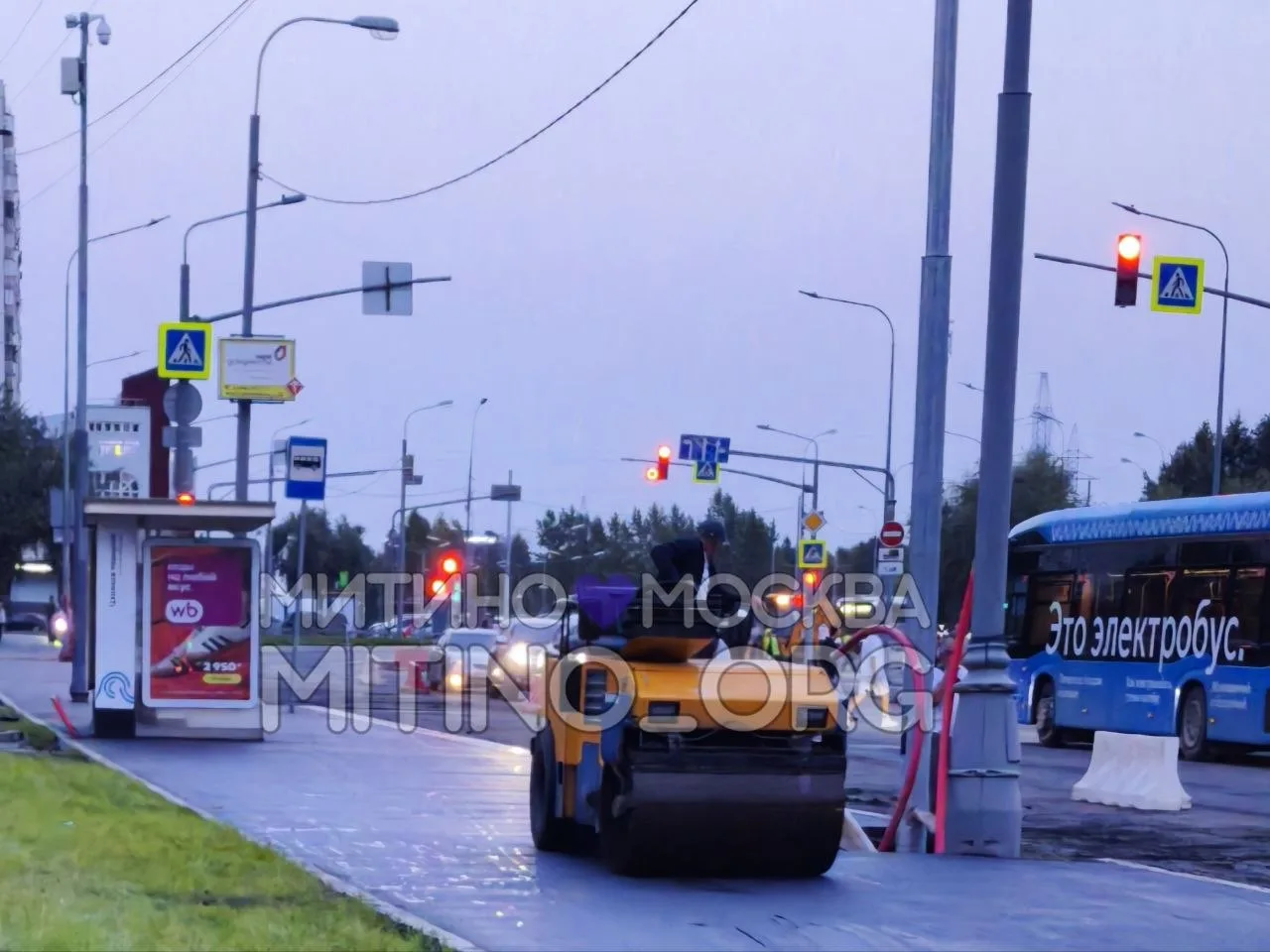 🛤На Митинской улице второй день срезают и укладывают асфальт