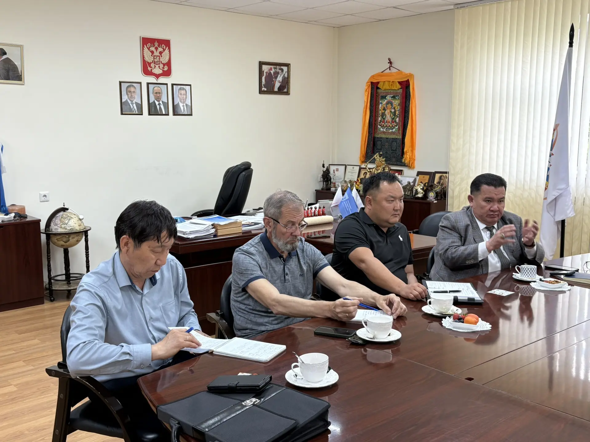 Вчера ректор Бадма Салаев провел встречу с представителями компании «БУМикс» - гендиректором Михаило