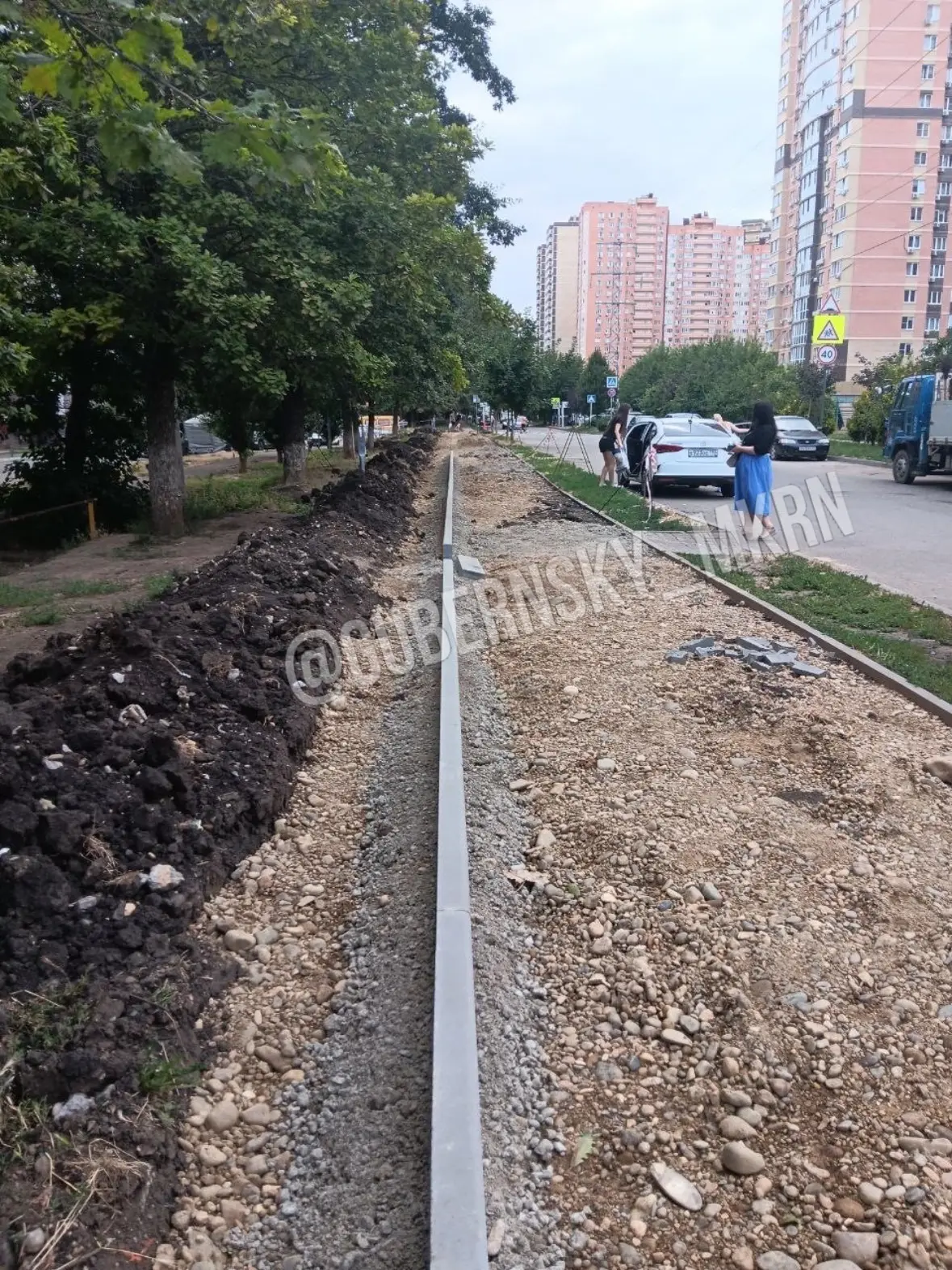 Наши соседи следят за ходом строительства тротуара вдоль Яцкова. Вроде процесс идет, но...