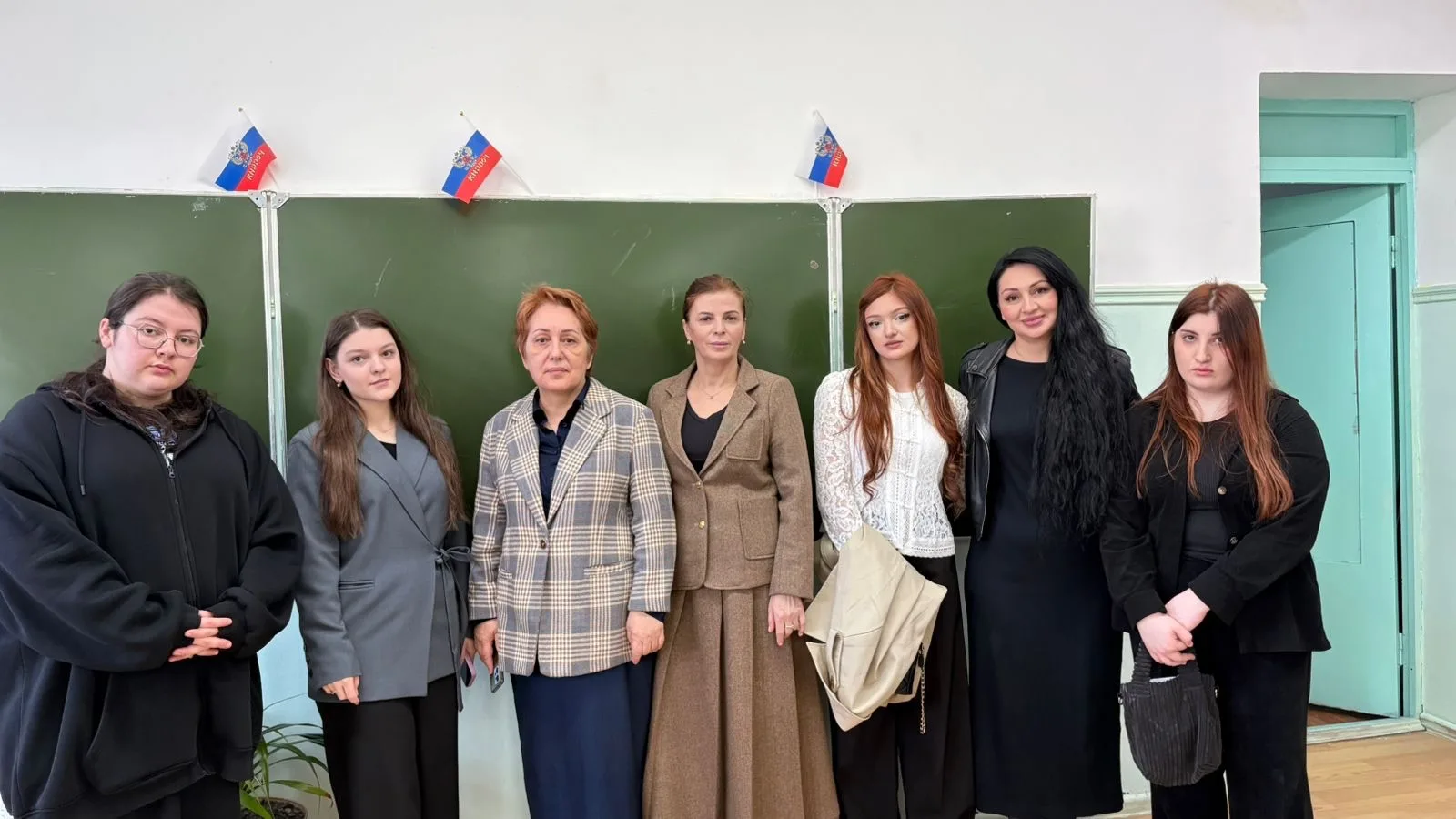 Сегодня нашу школу посетили представители ДГУ Юридического и Экономического факультетов. Студенты пр