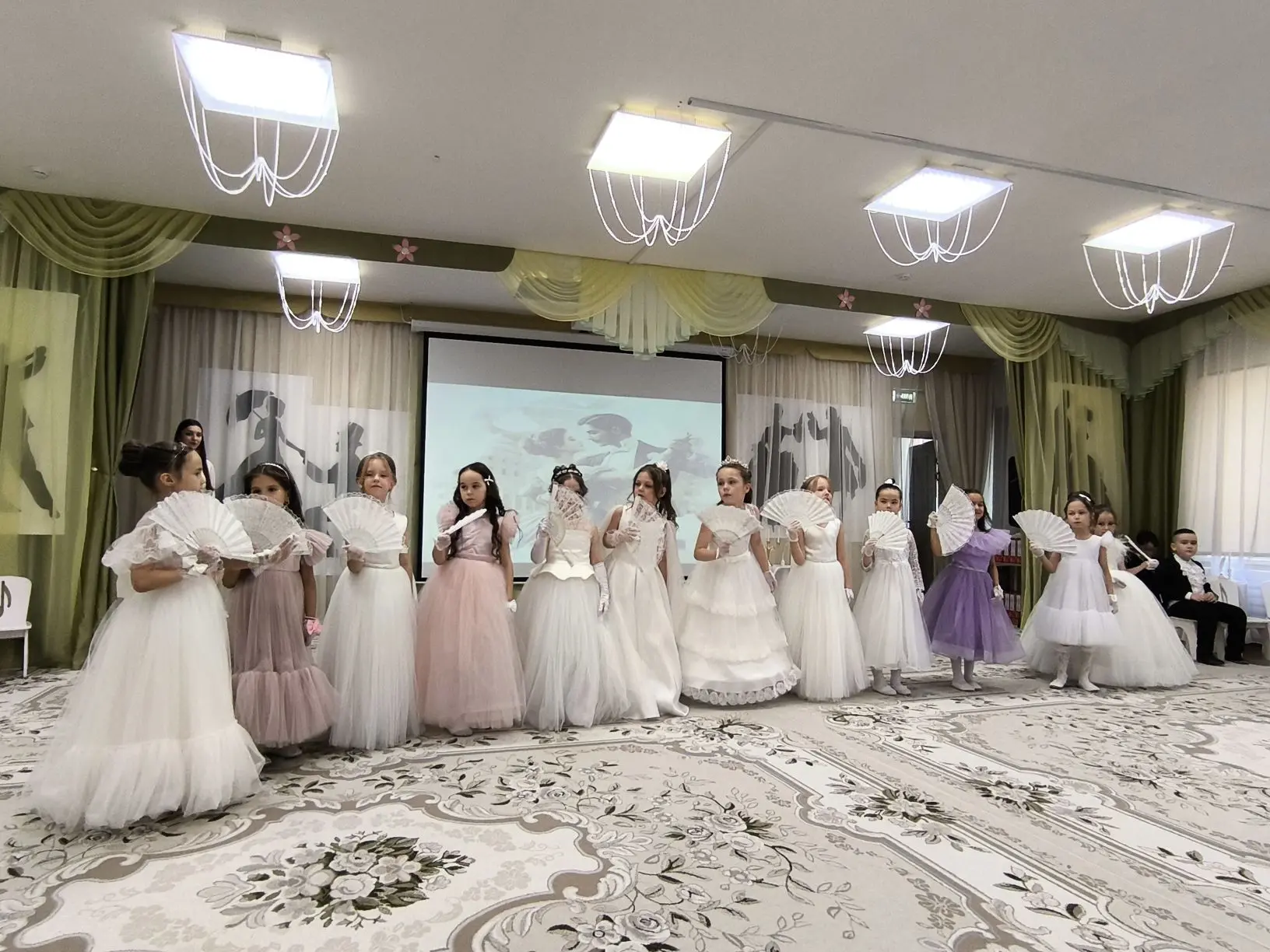 Вальс, кружево и первые в жизни бальные платья 🎩🕯️