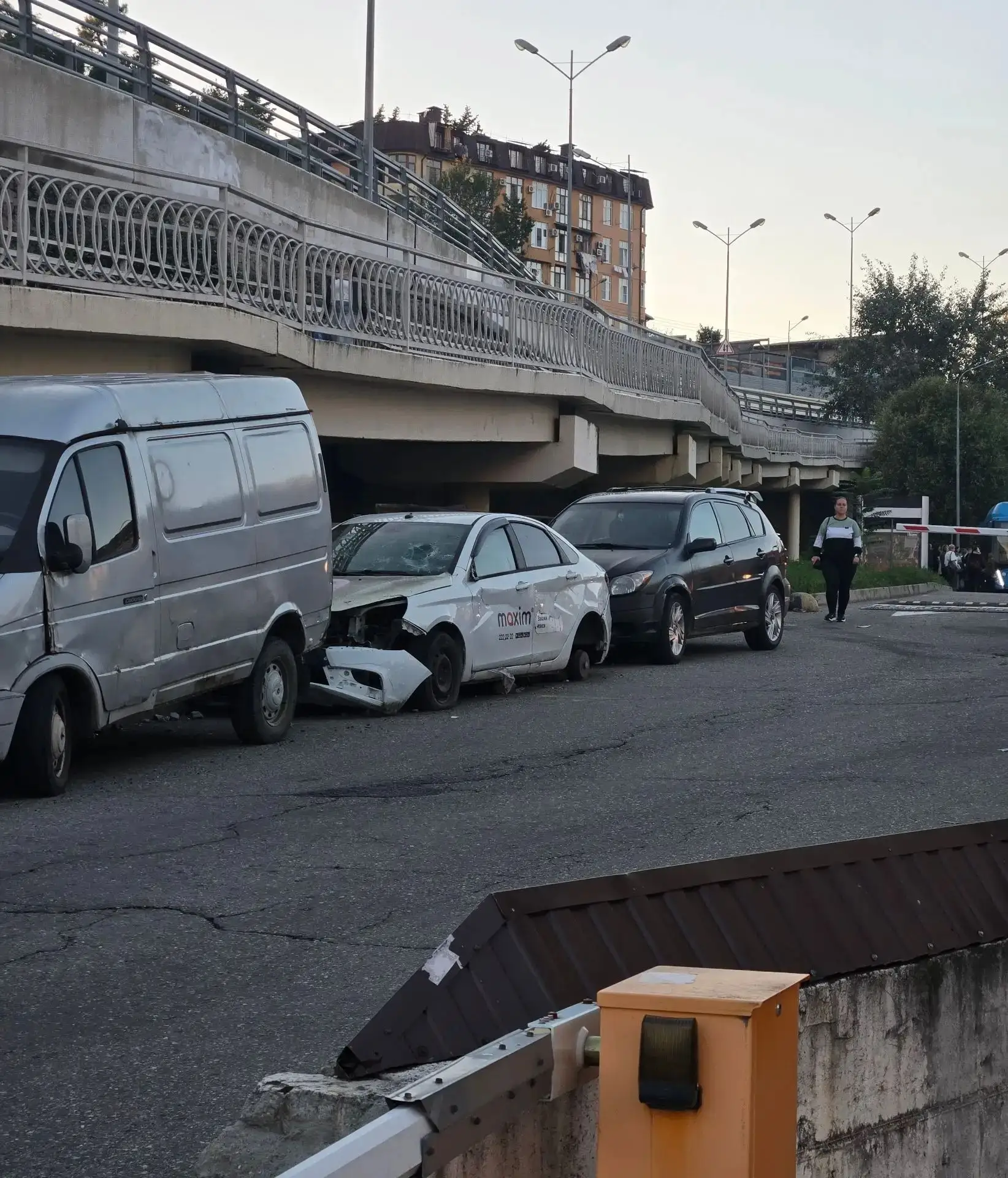 🚗 «Автокладбище» под эстакадой: жители Новой Зари просят убрать заброшенные машины