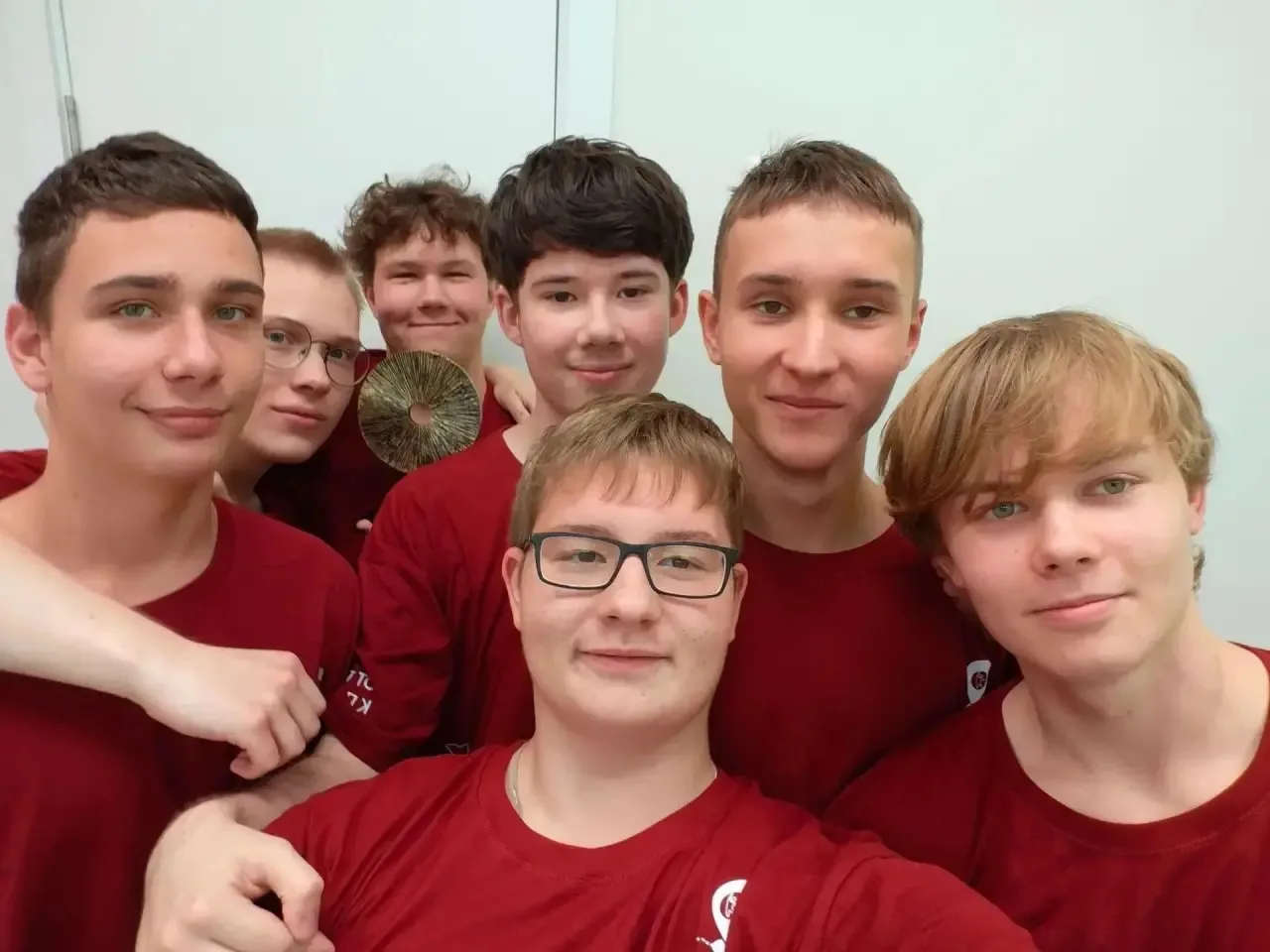 🌟 Наши звёзды из 10 «Б» — победители смены в лагере «Созвездие»! 🌟