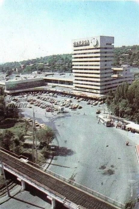 Остановка автобусов у Главного ЖД-Вокзала Ростова-на-Дону