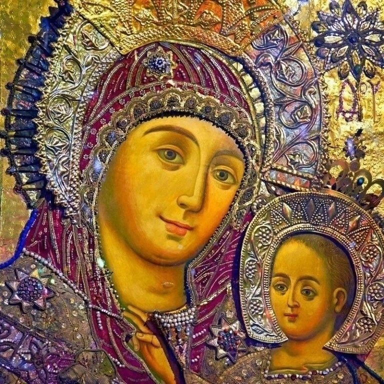 🌿 Эта икона Вифлеемской Божьей Матери, одна из немногих икон, где Богородица улыбается.
