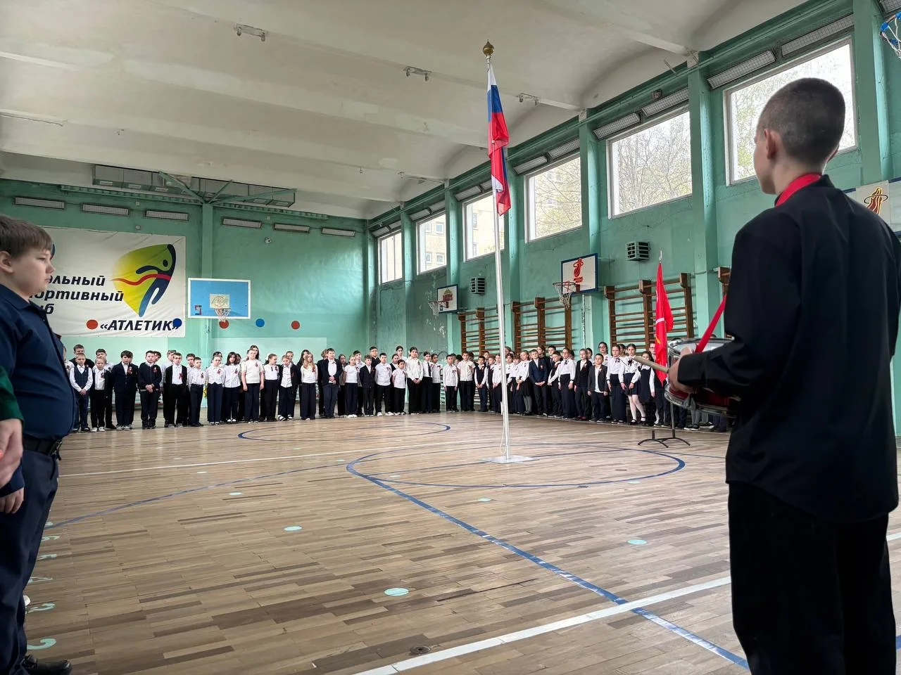 🇷🇺 Традиционное начало новой учебной недели  Понедельник в нашей школе, как всегда, начался с торжес