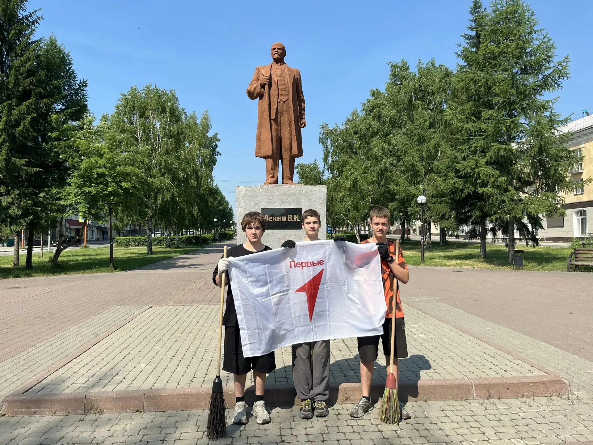 🌟 В рамках проекта «Хранители истории» активисты «Движения Первых» продолжают  уборку памятных мест