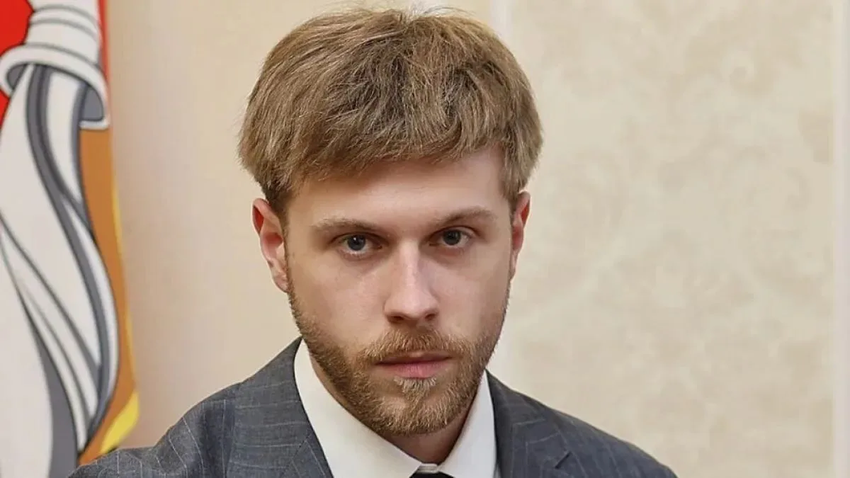 После скандальных выборов — в мэрию: 25-летний юрист стал во главе политико-правового у...