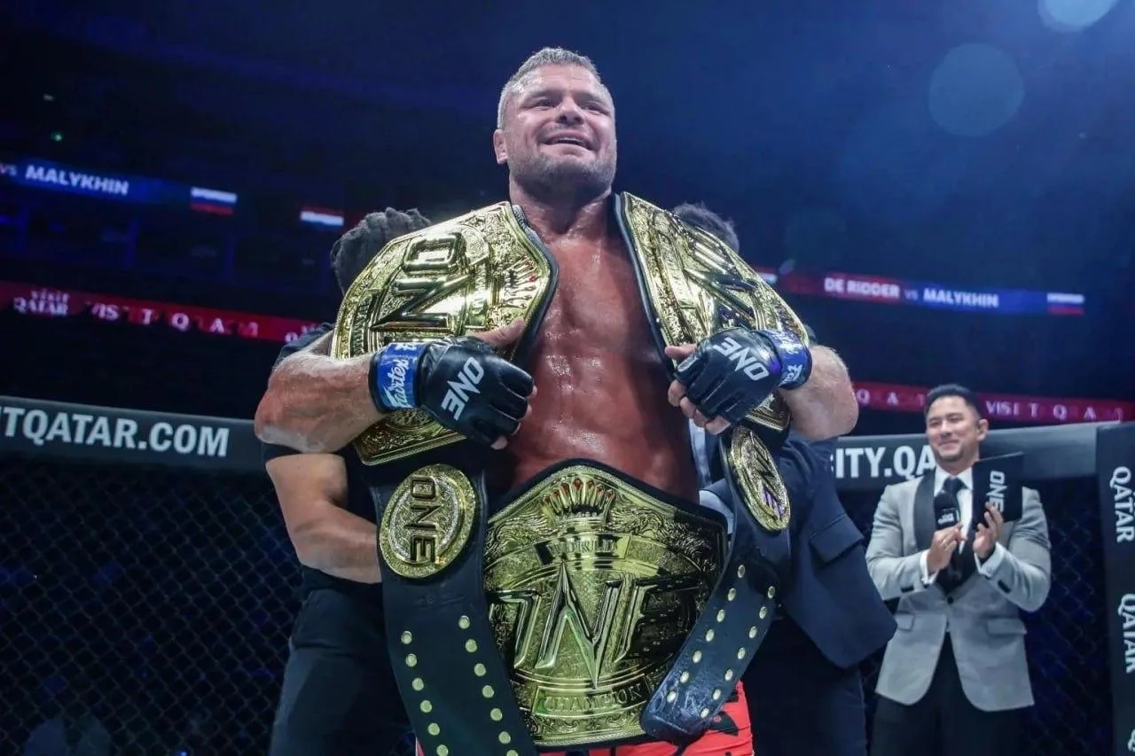 🔥Кемеровчанин вернул титул чемпиона ONE в тяжёлом весе  38-летний боец из Кемерова Анатолий Малыхин 