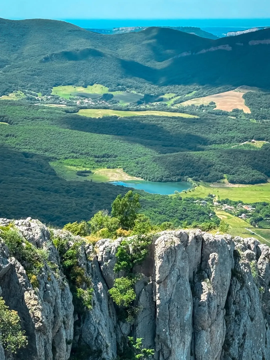 ⛰️ Хребет Ялпах-Кая и водопад Су-Аханде – очень живописный маршрут в 6 км в селе Поляна.

Машину ост