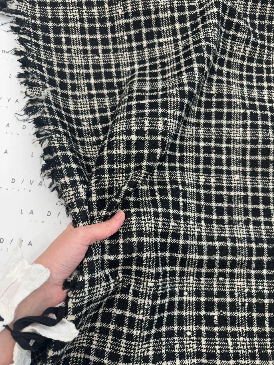 Костюмная шерсть Chanel с твидовым плетением, продублированная, мягкая, пластичная, сре...