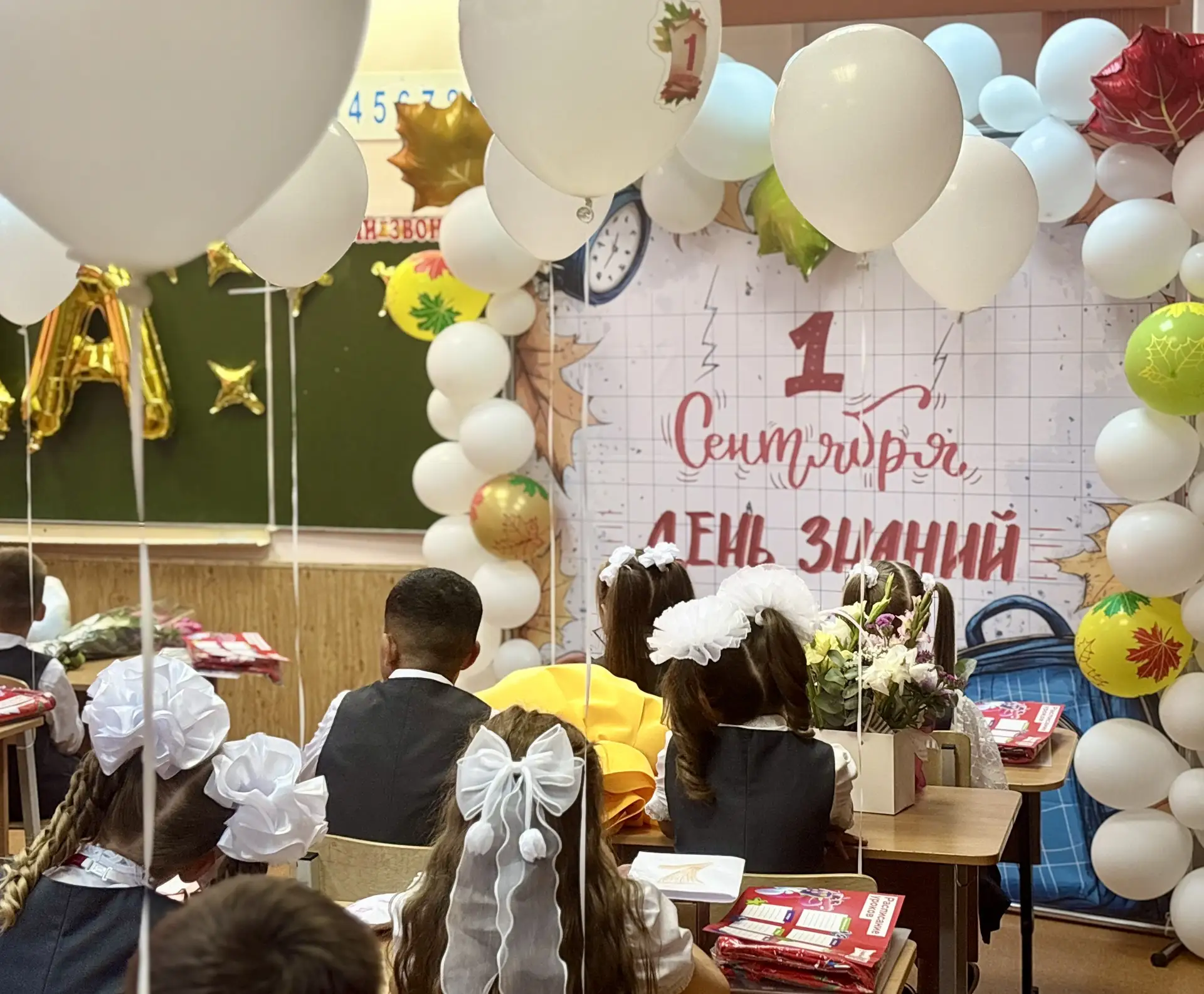 Глава Семилукского района Максим Зацепин поздравляет с Днём знаний: