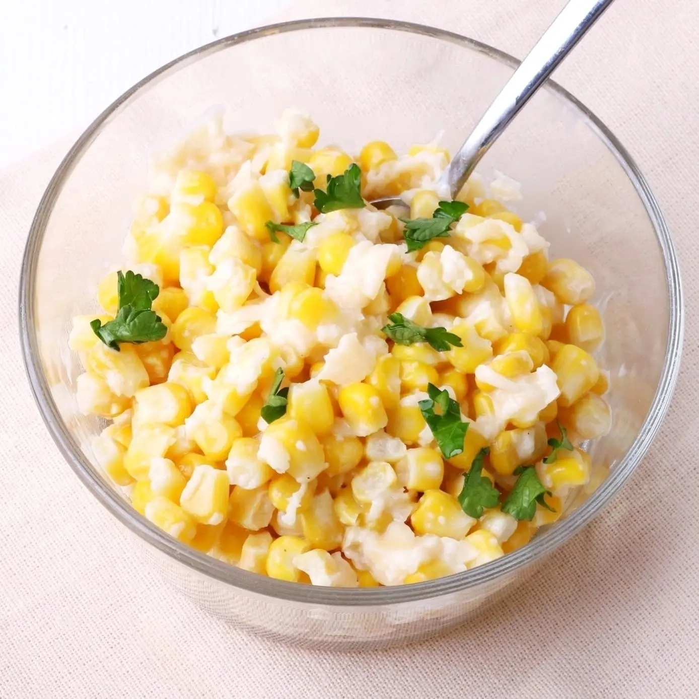 Топ-3 моих любимых салата 🥗   🌽 Кукурузный салат с сыром ⠀ Такое простое сочетание, но при этом наст
