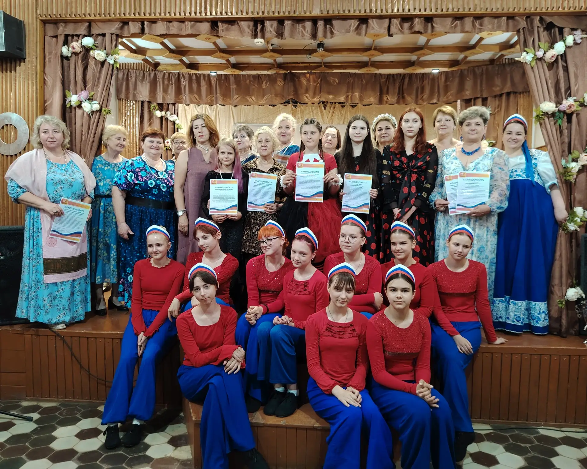 /Концерт к Дню России/

13 июня артисты Ильинского дома культуры: ТК "ДрайВ", ансамбли "Мелодия" и "