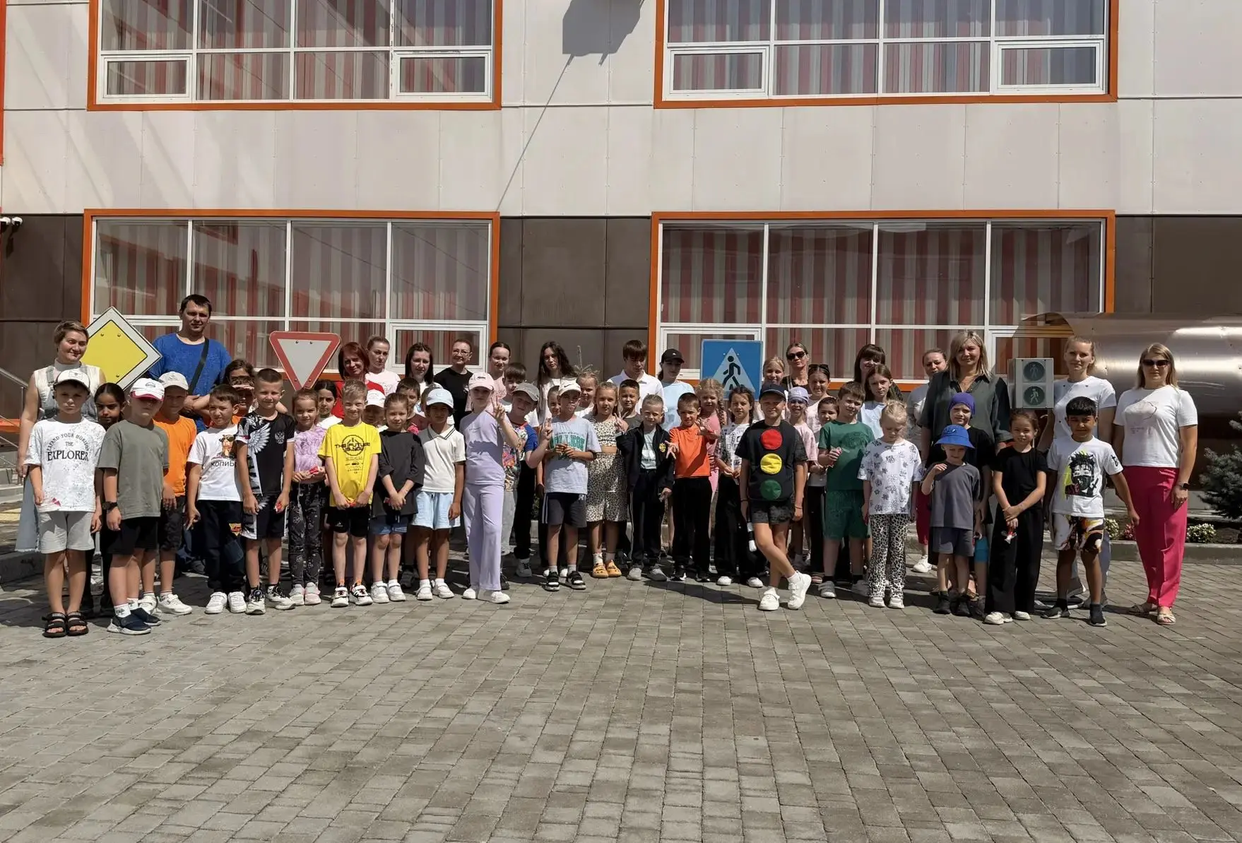 🚦 ДЕНЬ СВЕТОФОРА В НАЧАЛЬНОЙ ШКОЛЕ: ПУТЕШЕСТВИЕ ПО СТАНЦИЯМ БЕЗОПАСНОСТИ!