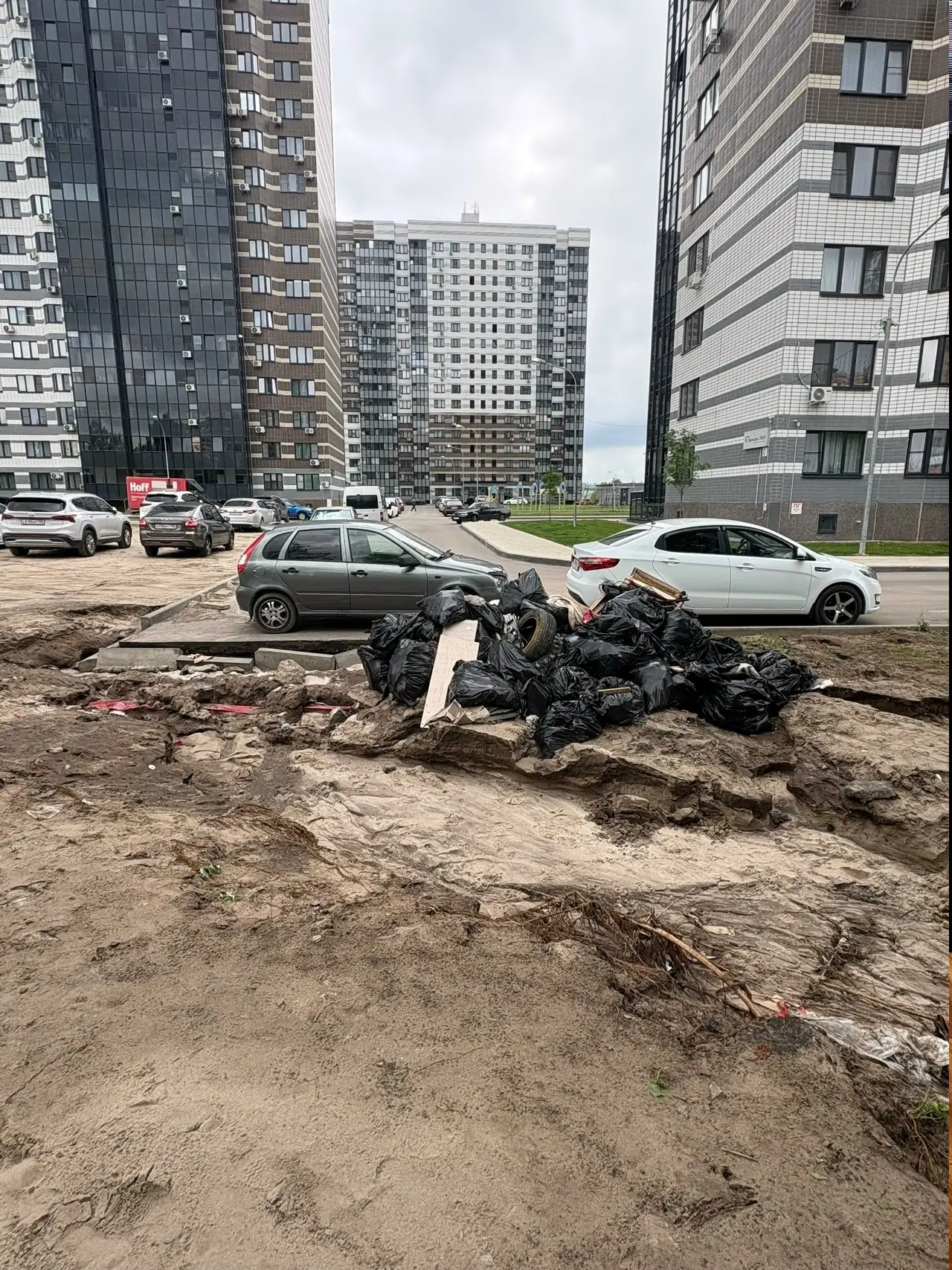 Вчера сильно размыло на углу дома 25Б/8, что аж собранные нами мусорные мешки смыло вниз по склону. 