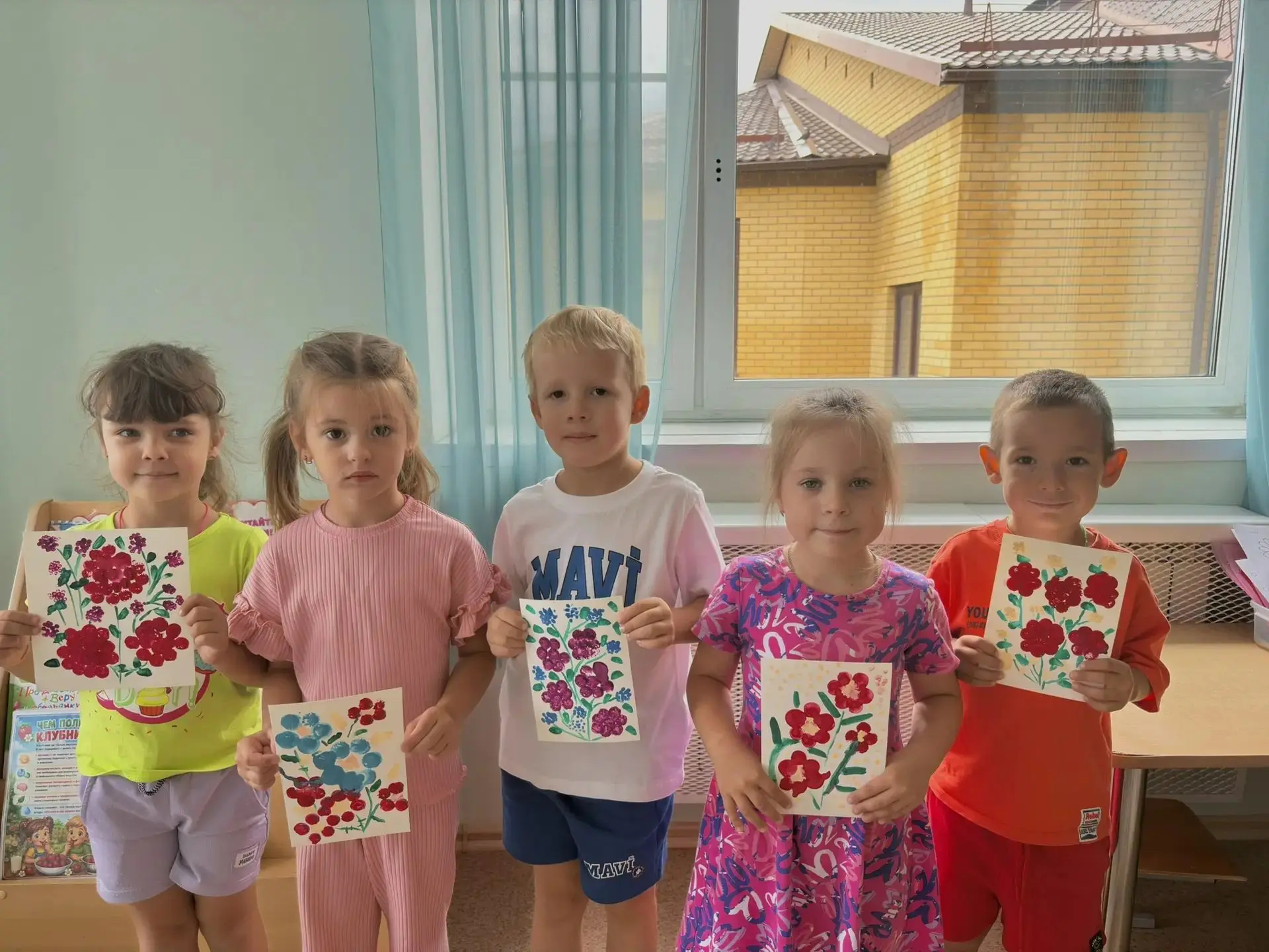 Лето — время общения ребёнка с природой и её яркими красками.