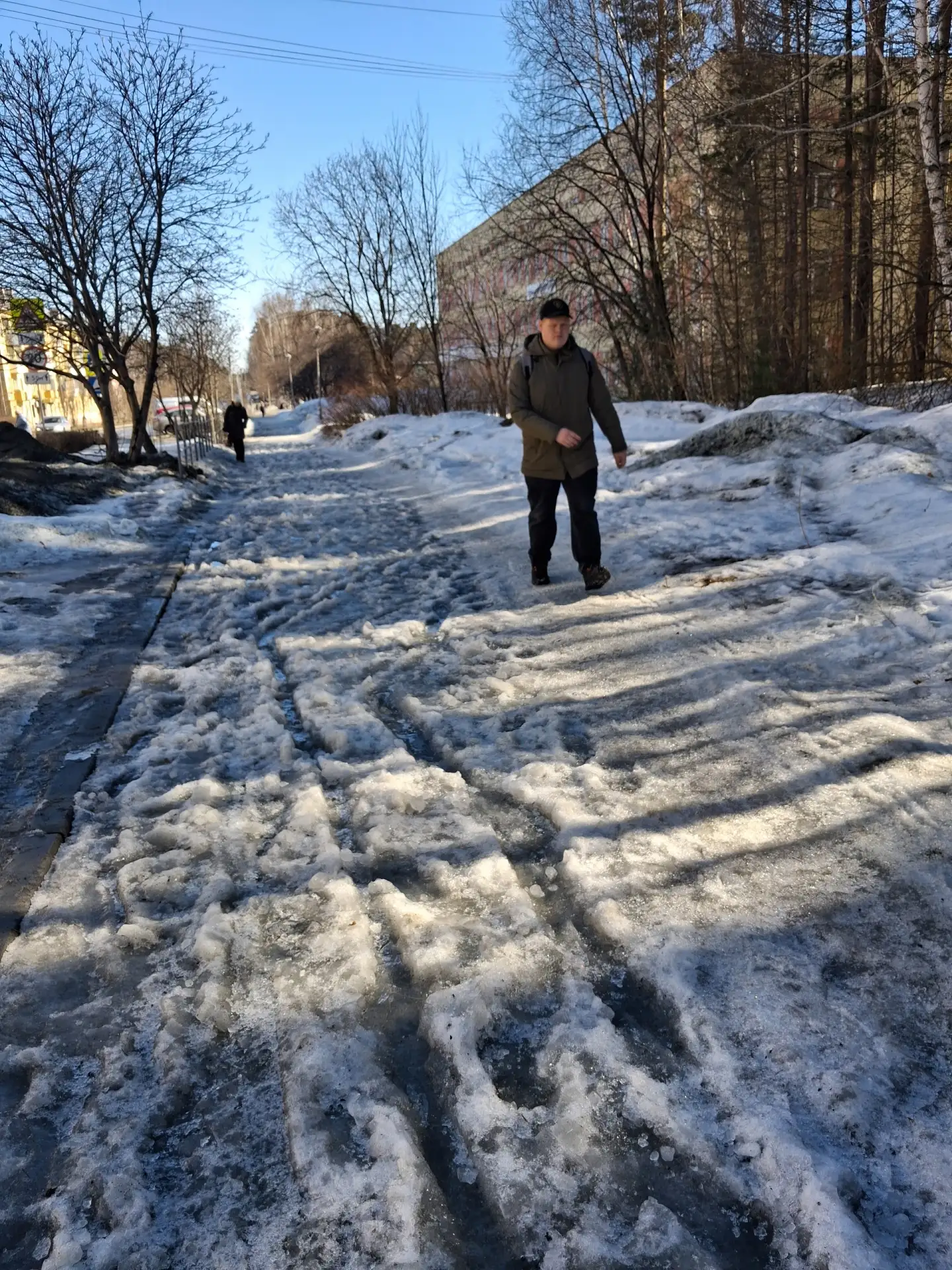 Час дня. Дорога еще раз легла мимо городской поликлиники. Разгар солнечного теплого дня. А здесь, в 