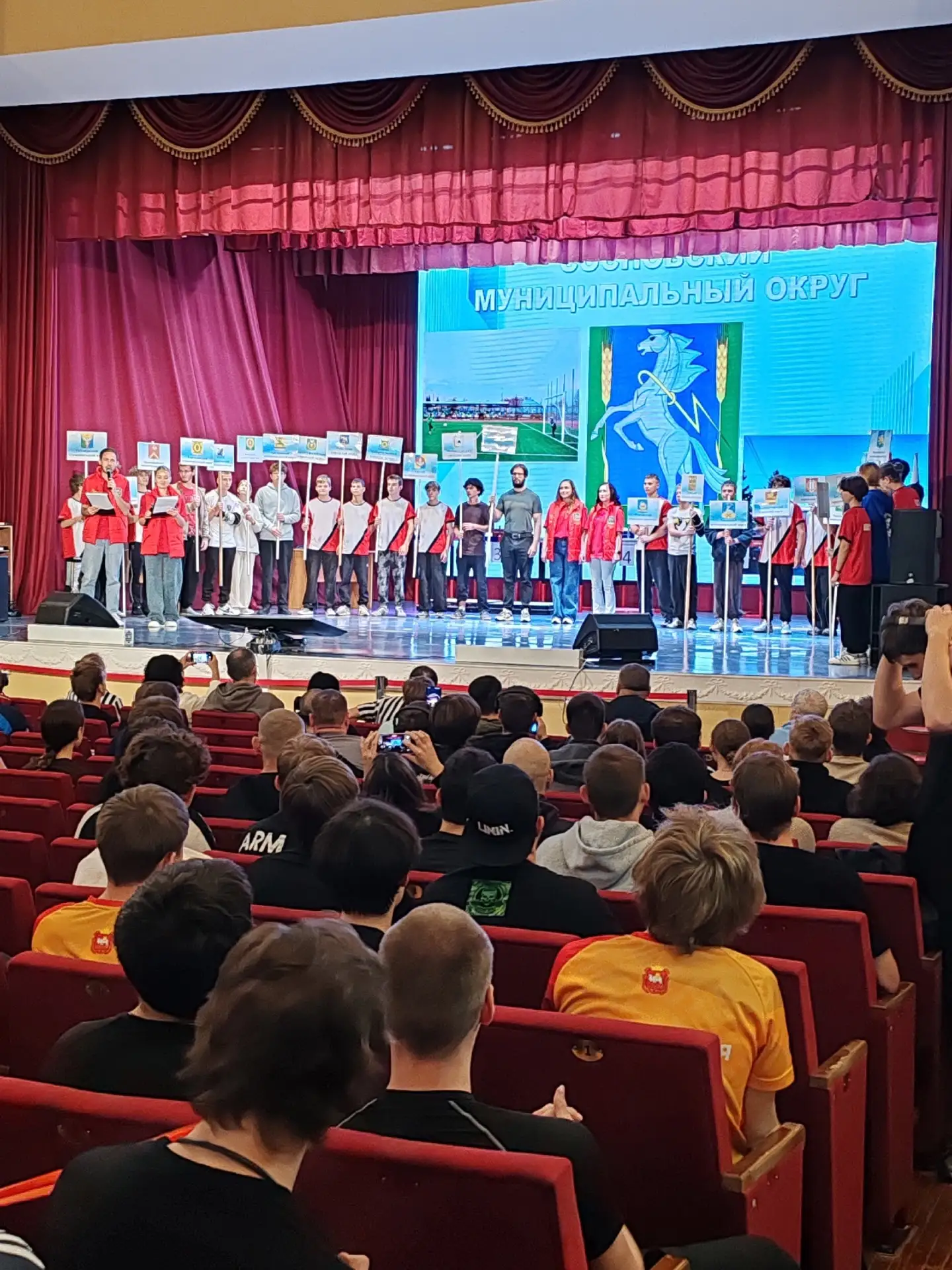 В ДК" Октябрь" торжественно открылось Первенство Челябинской области по армрестлингу. В...