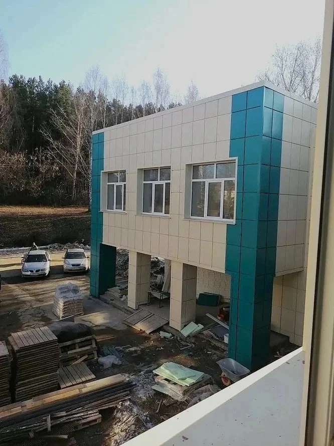Юбилейная школа готова на 85 %. Об этом сообщает пресс-служба Главы и Правительства УР.