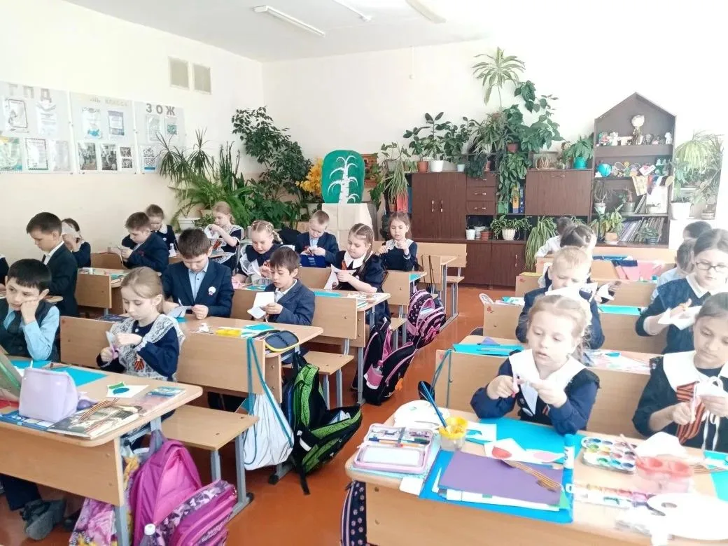 🎖️🧸 Подарок ветерану — от сердца к сердцу В преддверии 9 Мая во 2 корпусе школы проходят мастер-клас