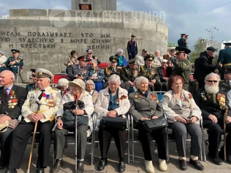 Парад Победы завершился в Екатеринбурге.   Началась акция «Бессмертный полк». Шествие сейчас движетс