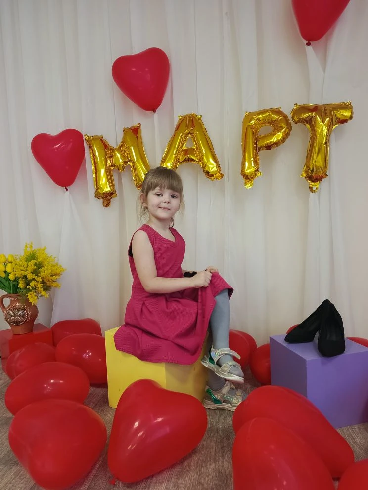Для девочек март начинается с праздника и ярких цветов.