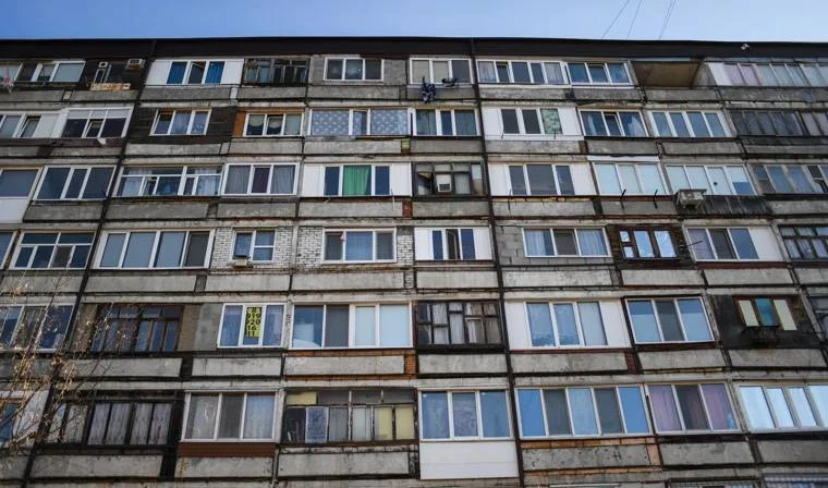 Полуторагодовалый мальчик выпал из окна девятого этажа в Мегионе
