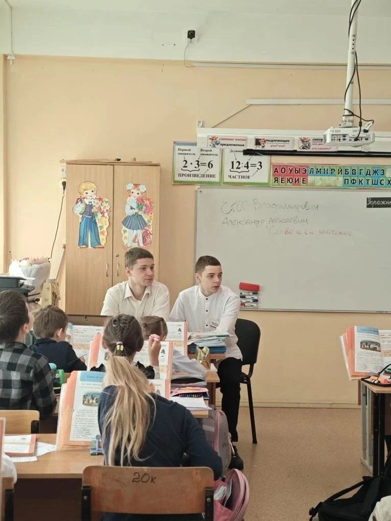 ❗️Всем привет❗️Мы - 10В класс.  Мы очень разные, но очень дружные. Мы активные и веселые. Любим теат
