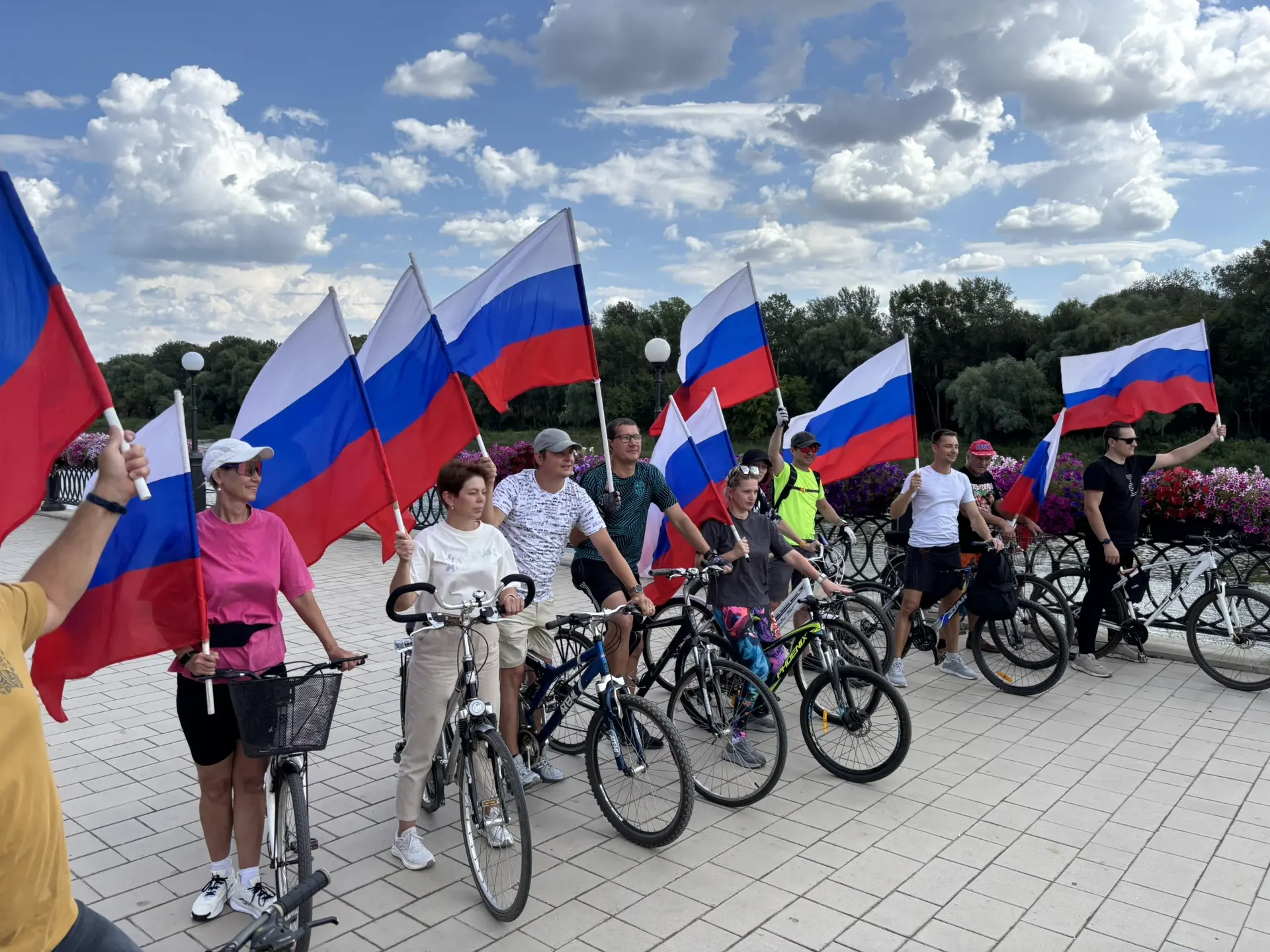 Сотрудники ТФОМС поздравляют всех с Днем Государственного флага России