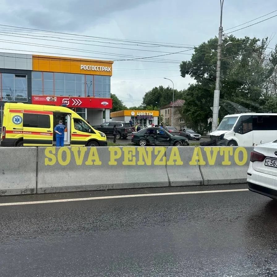 Фото с другого ракурса ДТП на проспекте Победы. Здесь хорошо видно, насколько серьёзные повреждения 
