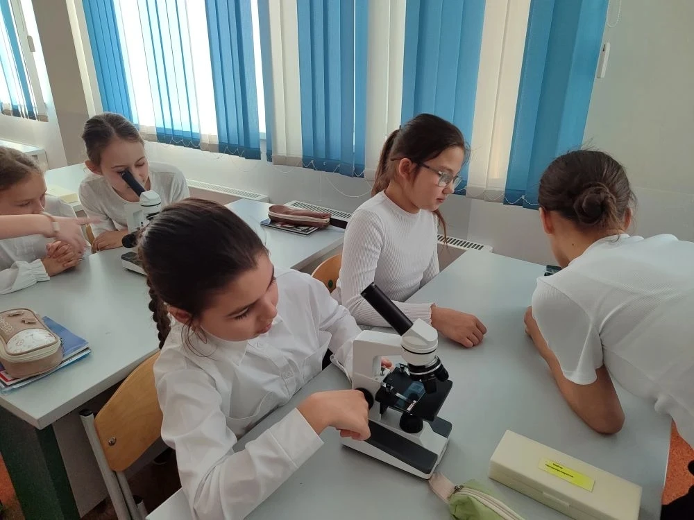 🔬 Микромир в фокусе: шефы-биологи в действии!  Накануне Дня российской науки в Школьном кванториуме 