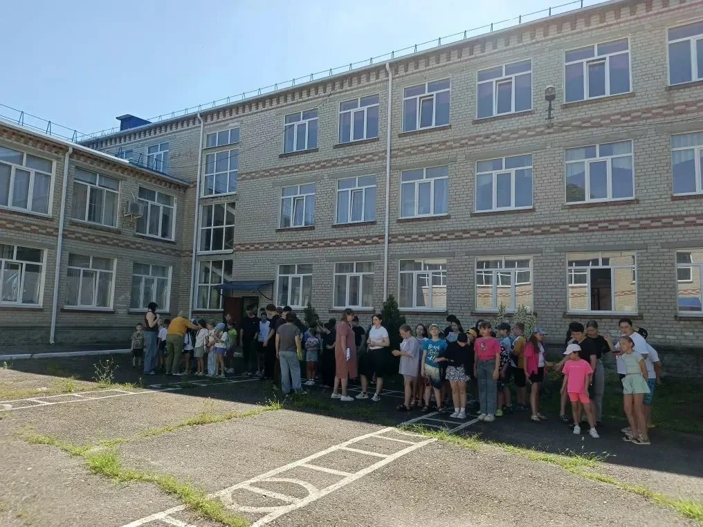 Лето, лагерь, безопасность!

С сегодняшнего дня у нас стартовала летняя смена школьного лагеря! ☀️
Д